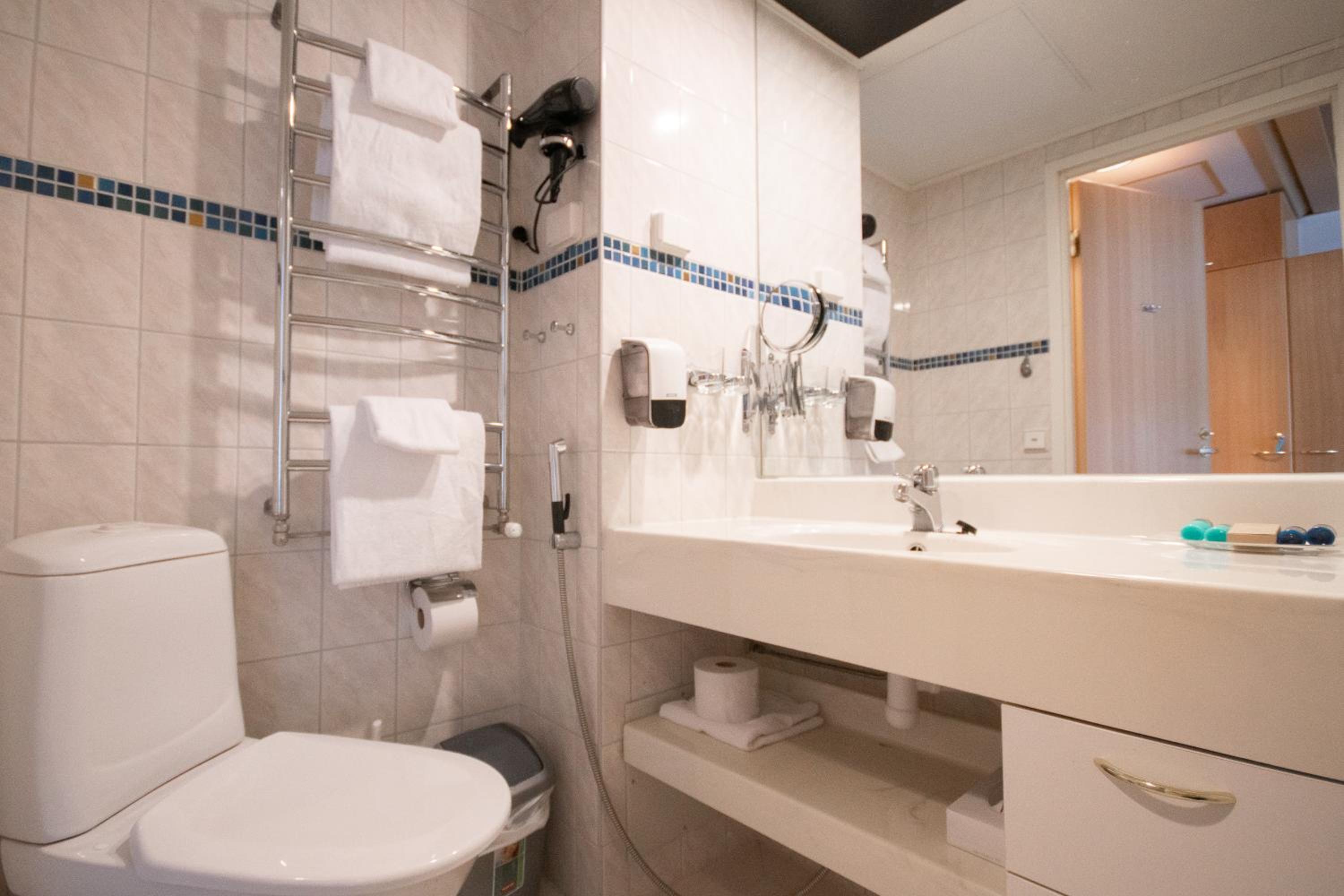 Superior Plus Lake View with Spa Access - Photo 15