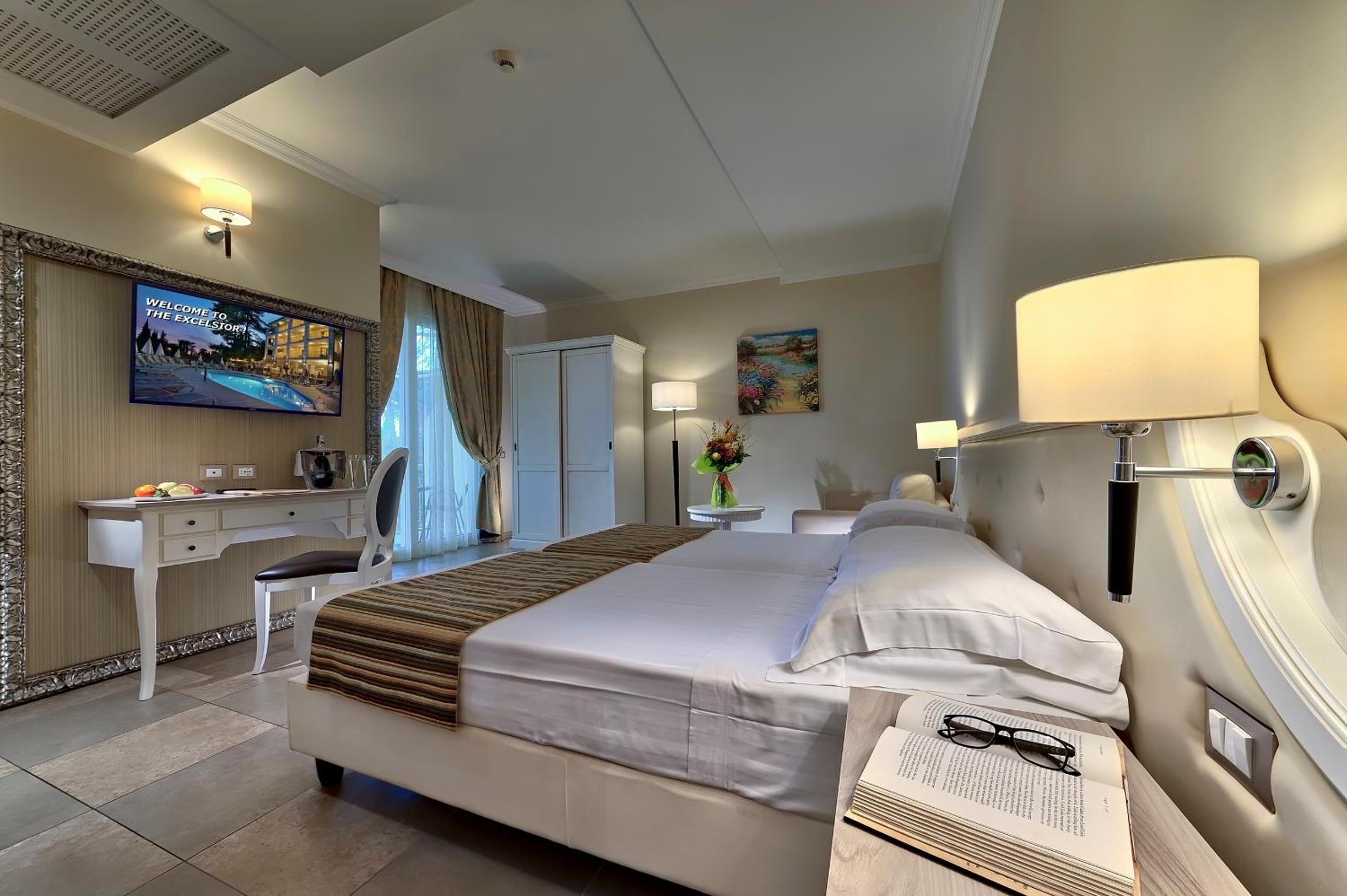 Comfort Double or Twin Room with Partial Lake View photo 3