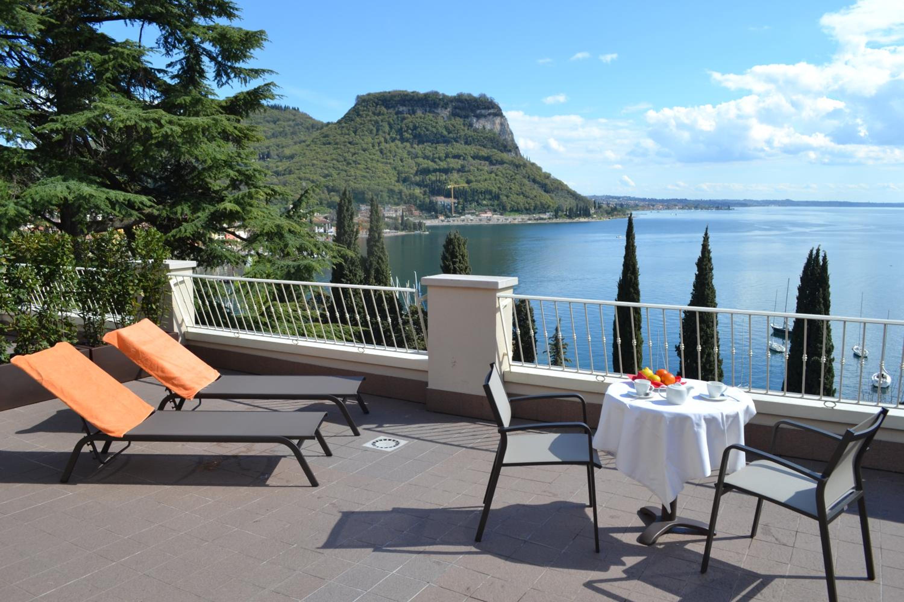Deluxe Double or Twin Room with Lake View photo 2