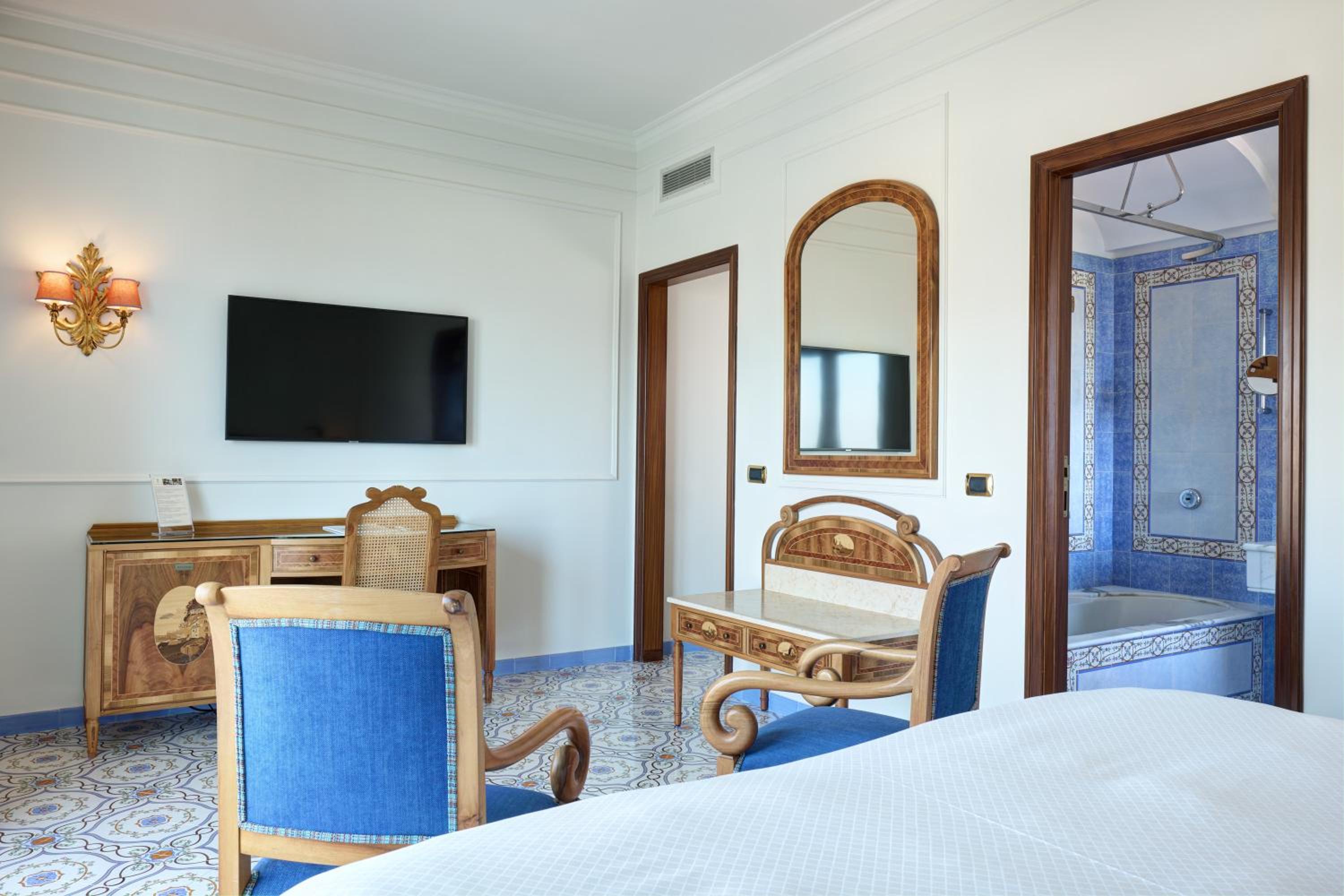 Deluxe Double or Twin Room with Side Sea View - Photo 6