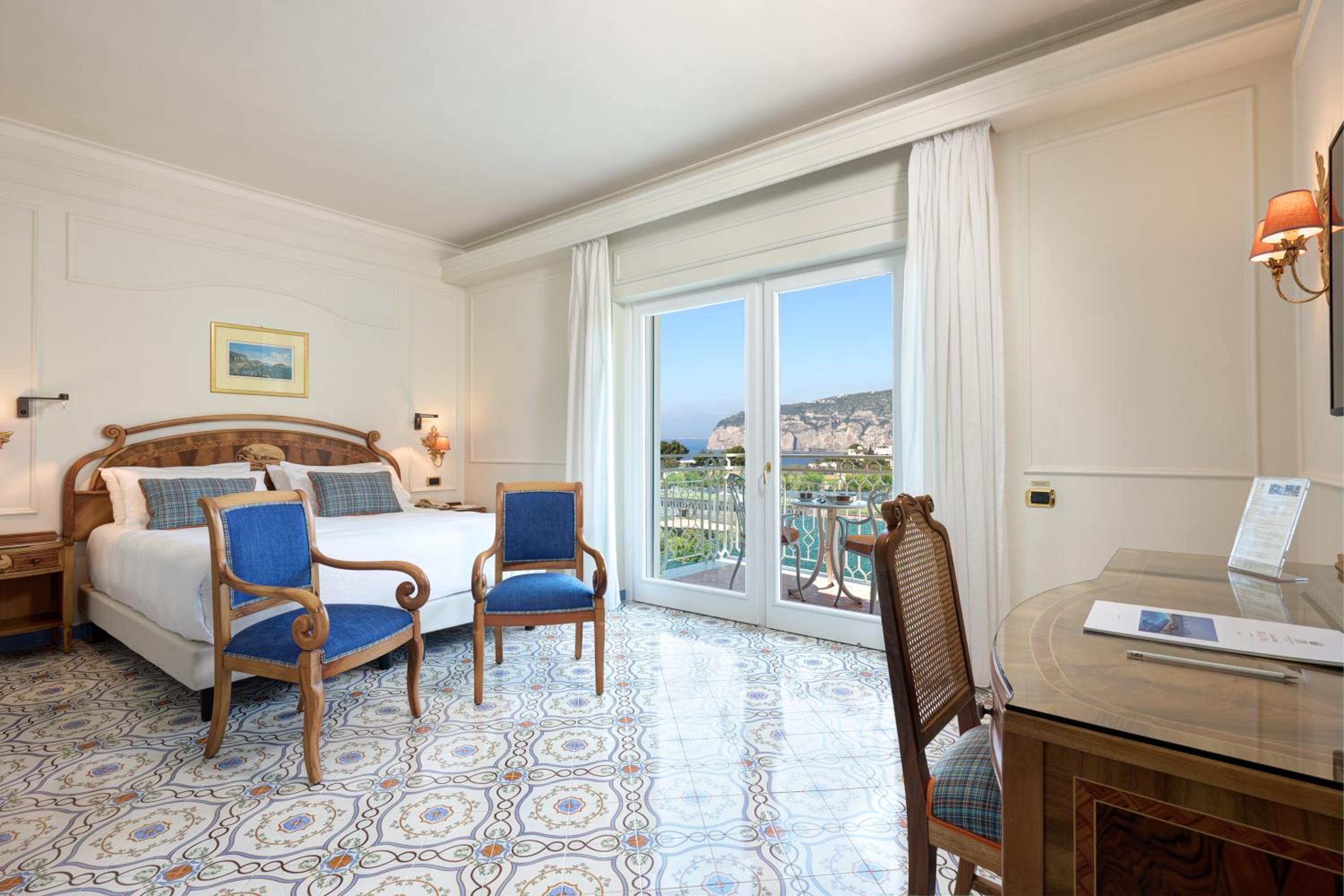 Deluxe Double or Twin Room with Side Sea View