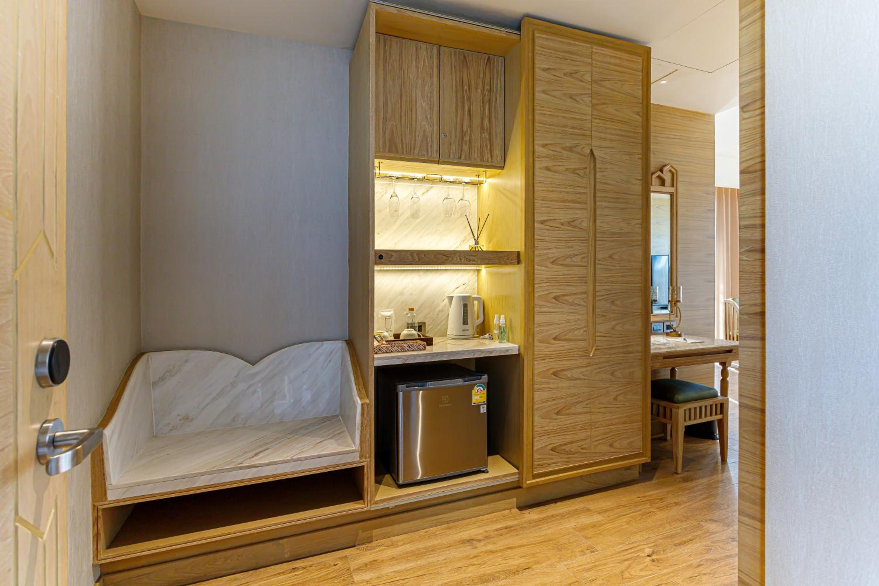 King Pool Suite - Photo 13