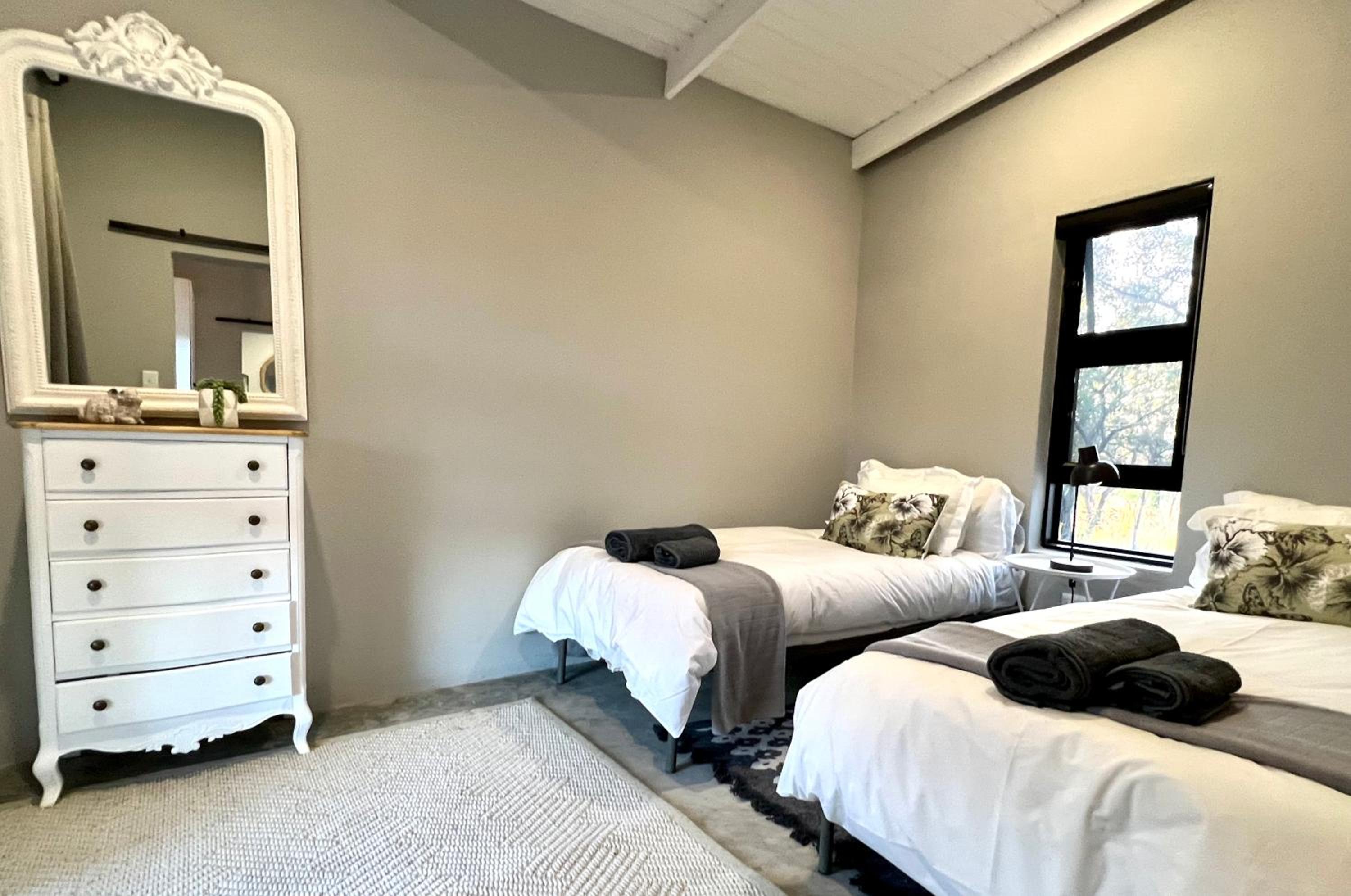 Six-Bedroom House photo 1