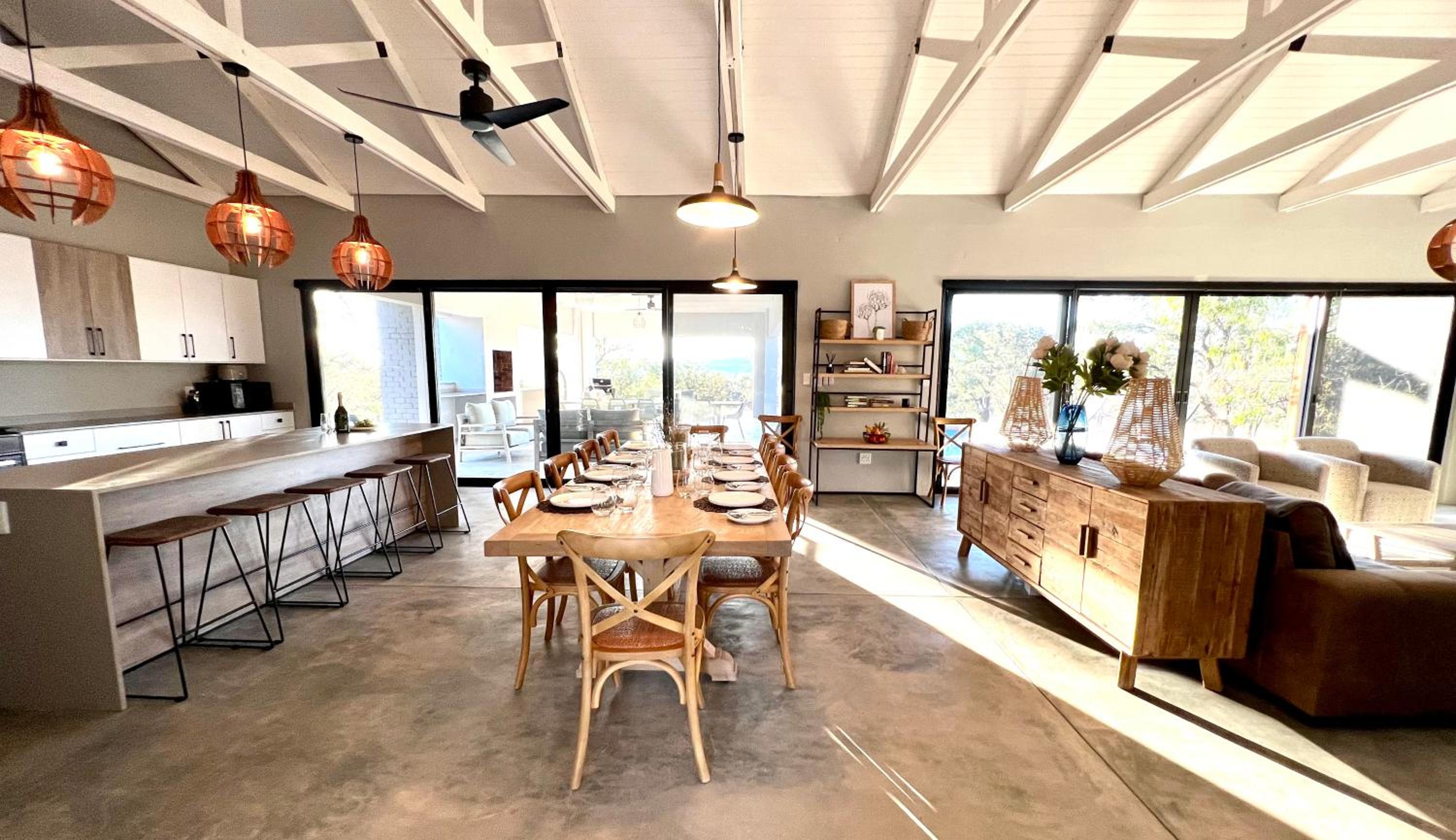 Six-Bedroom House photo 2