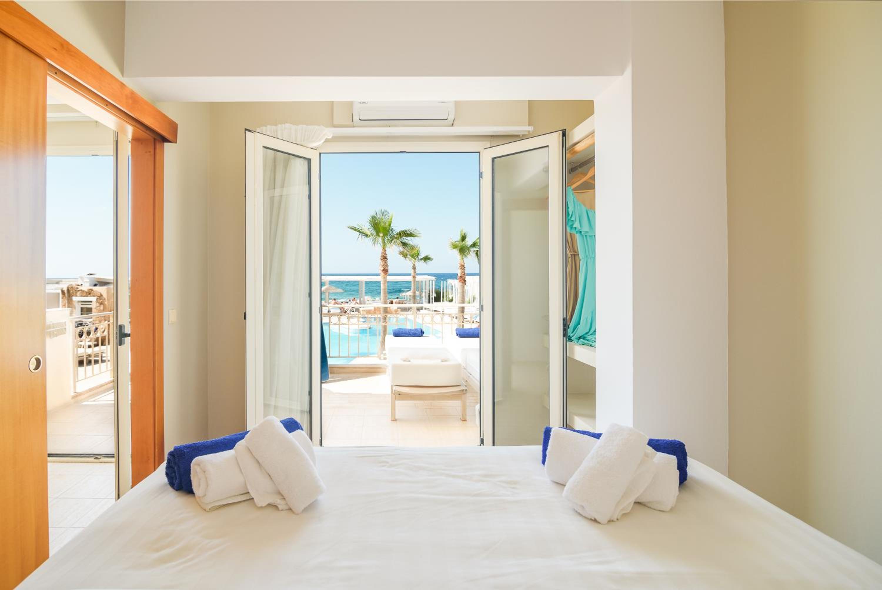 Signature suite front sea view