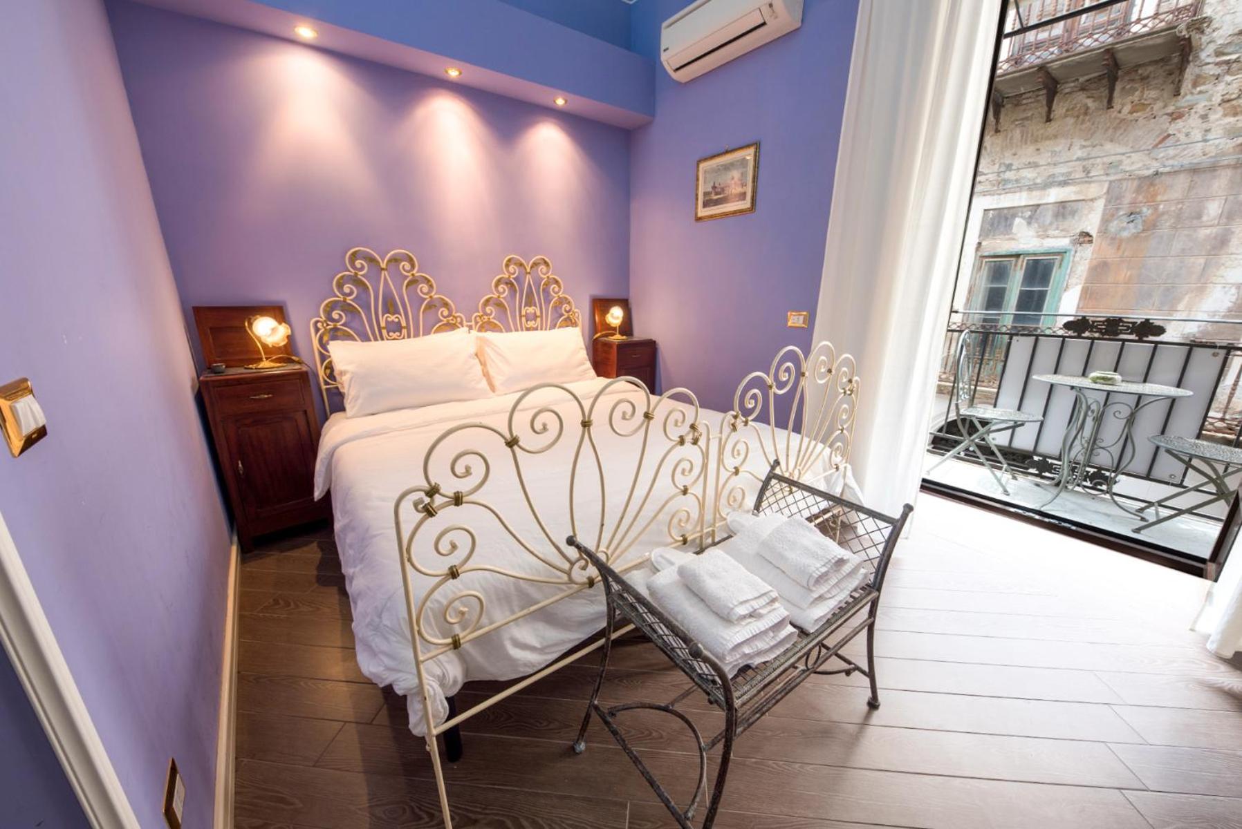Deluxe Double Room with Balcony - Photo 11
