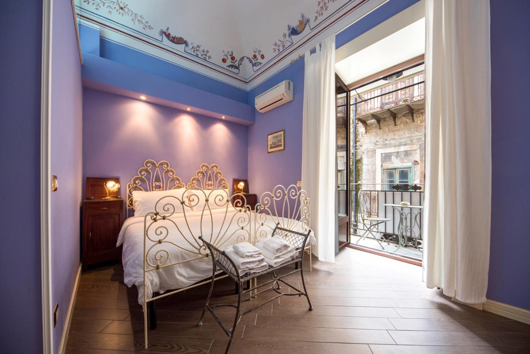 Deluxe Double Room with Balcony - Photo 7