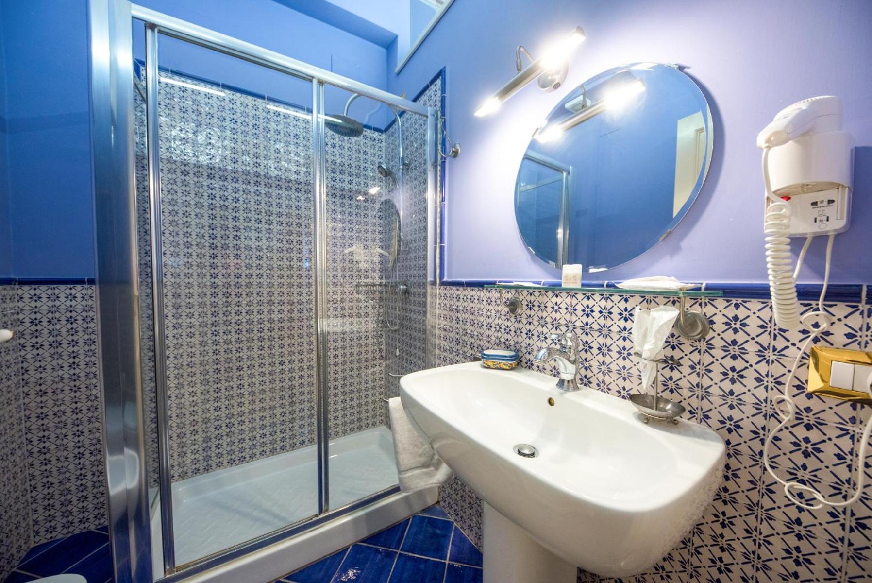 Deluxe Double Room with Balcony - Photo 13