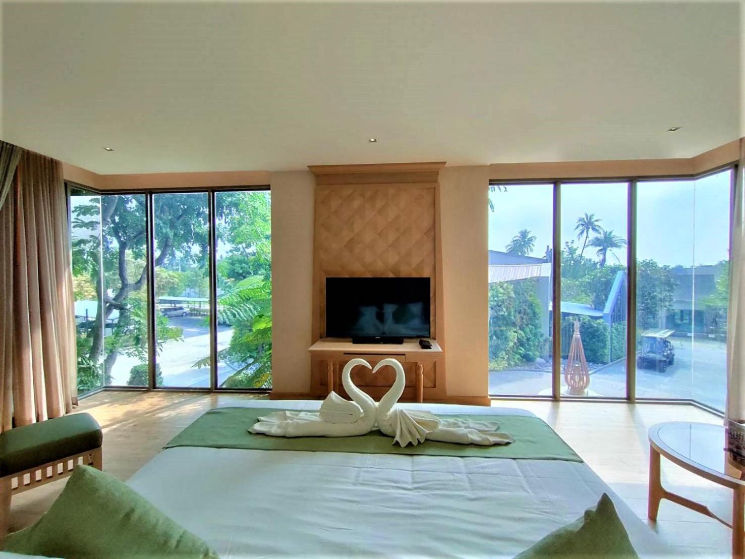 Deluxe King Suite w Jacuzzi - Photo 9