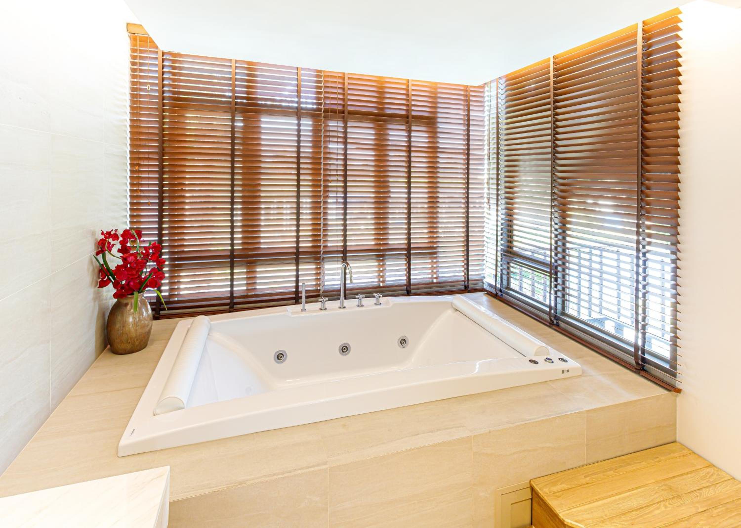 Deluxe King Suite w Jacuzzi - Photo 4