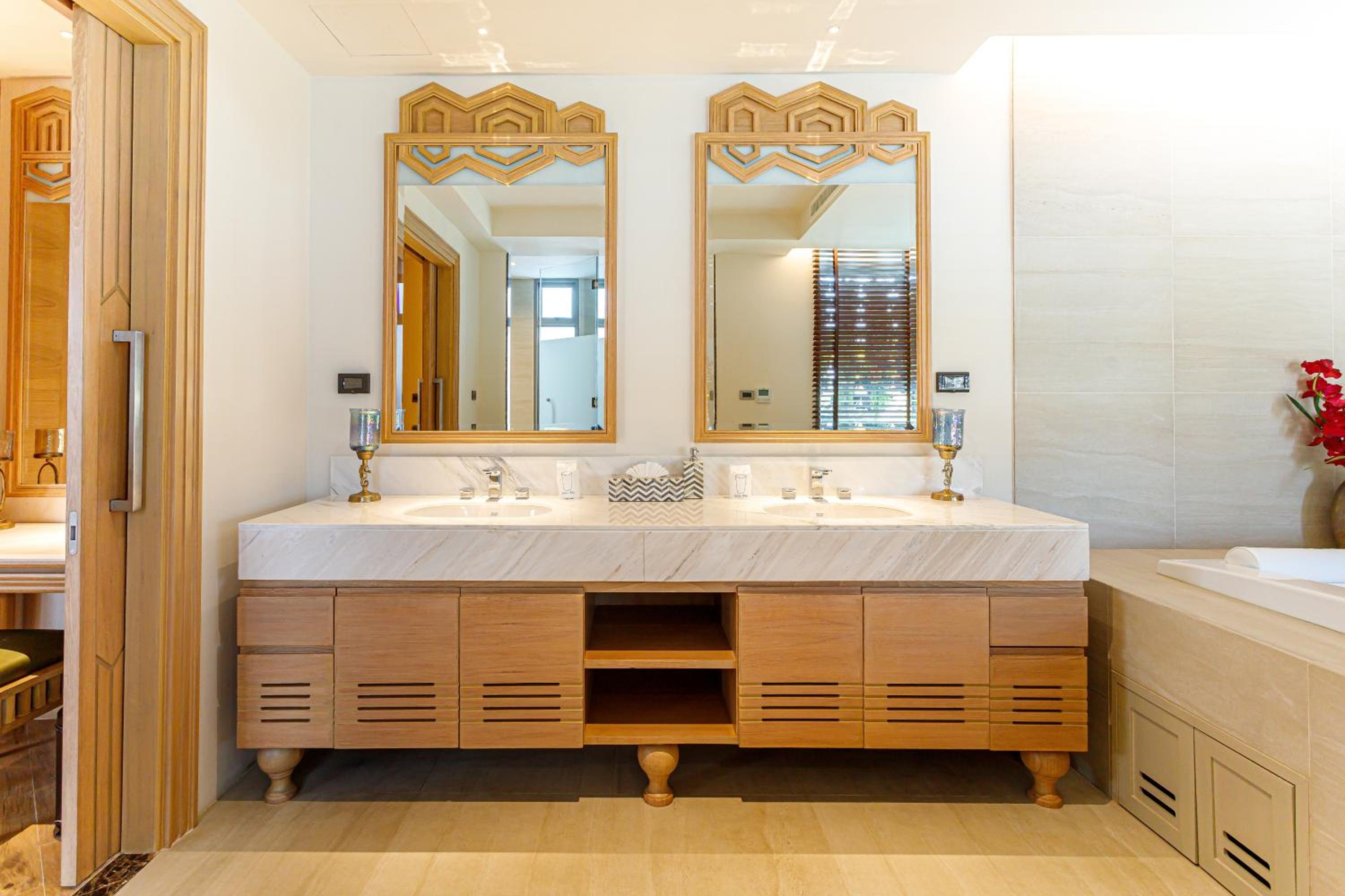 Deluxe King Suite w Jacuzzi - Photo 6