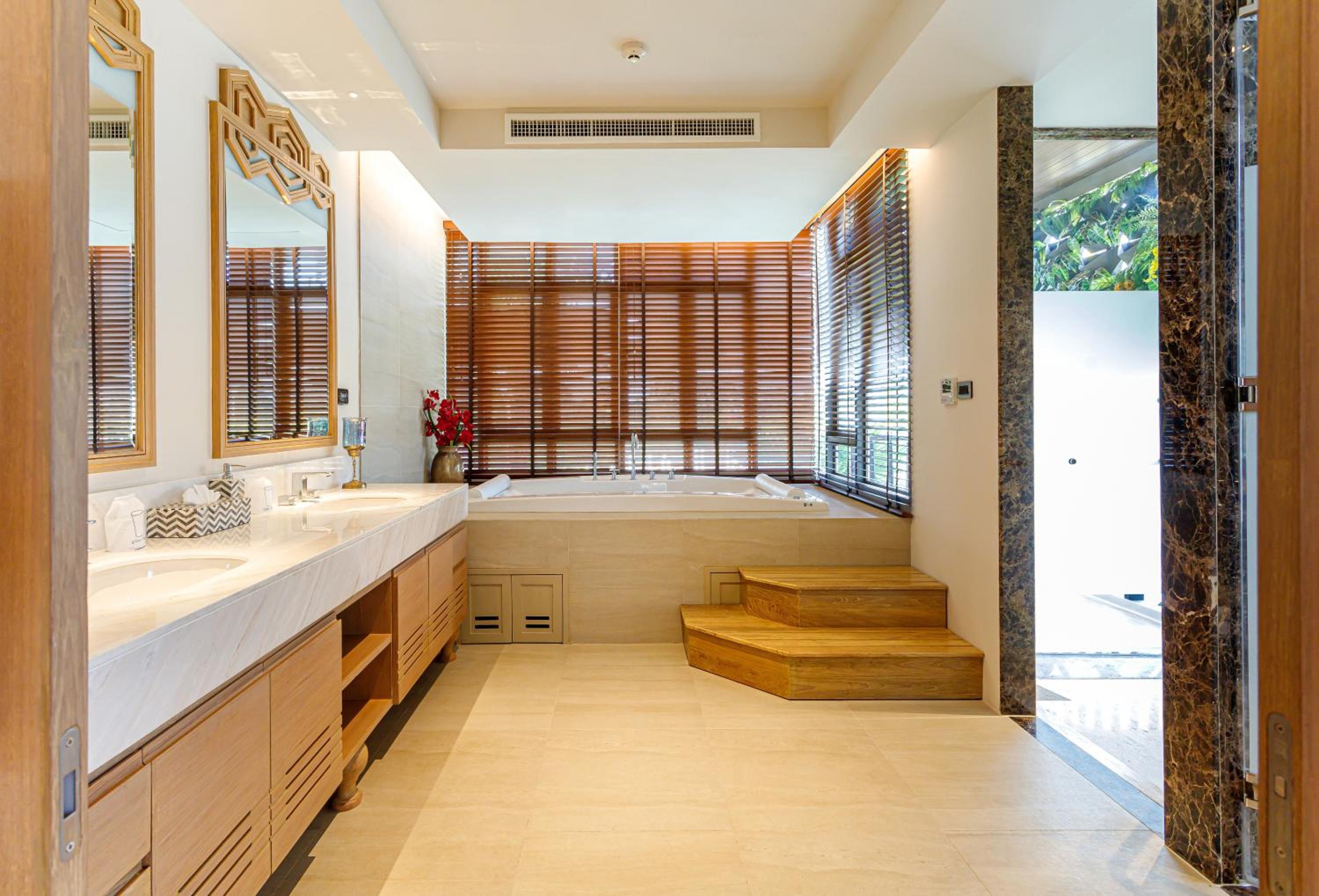 Deluxe King Suite w Jacuzzi - Photo 5
