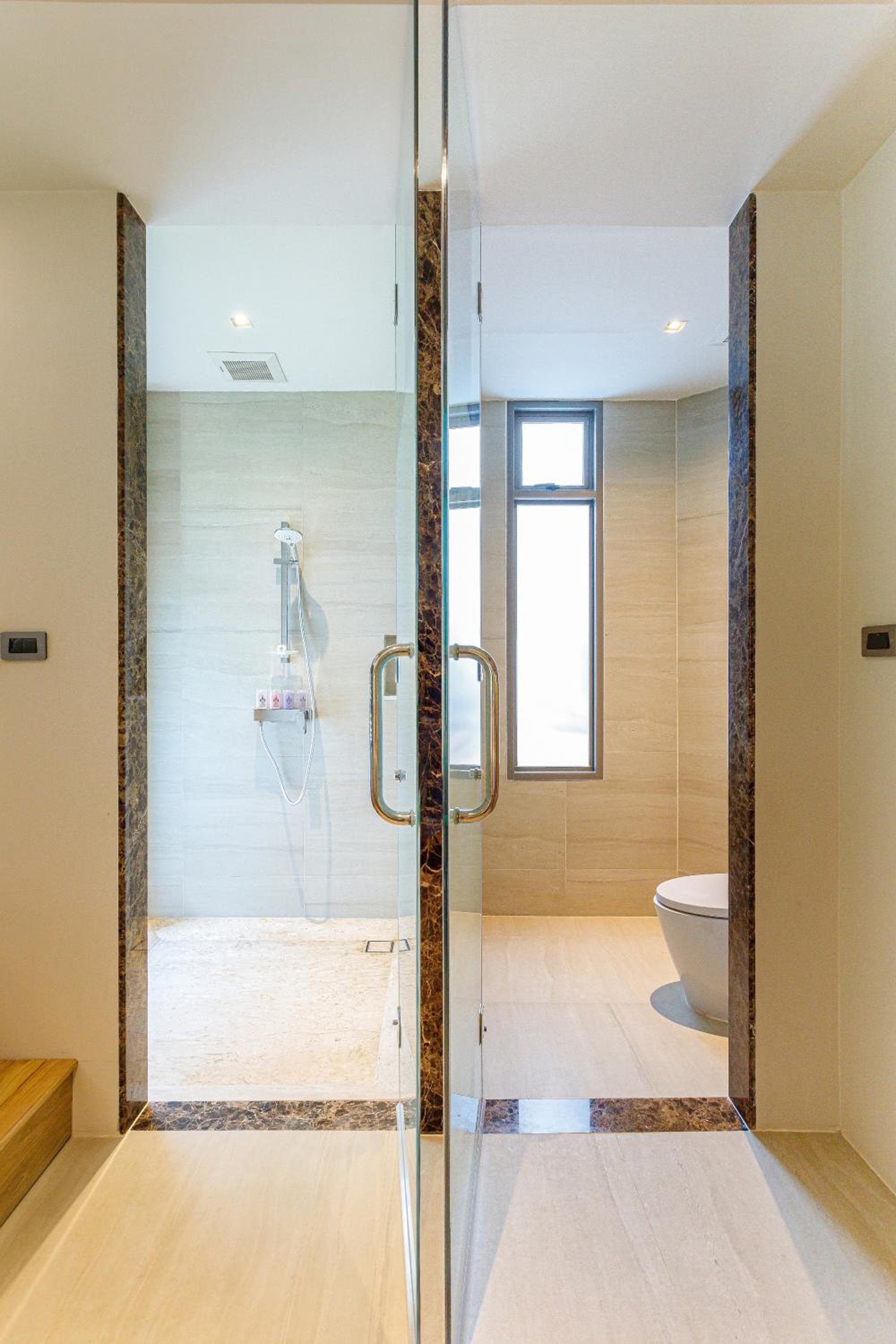 Deluxe King Suite w Jacuzzi - Photo 3