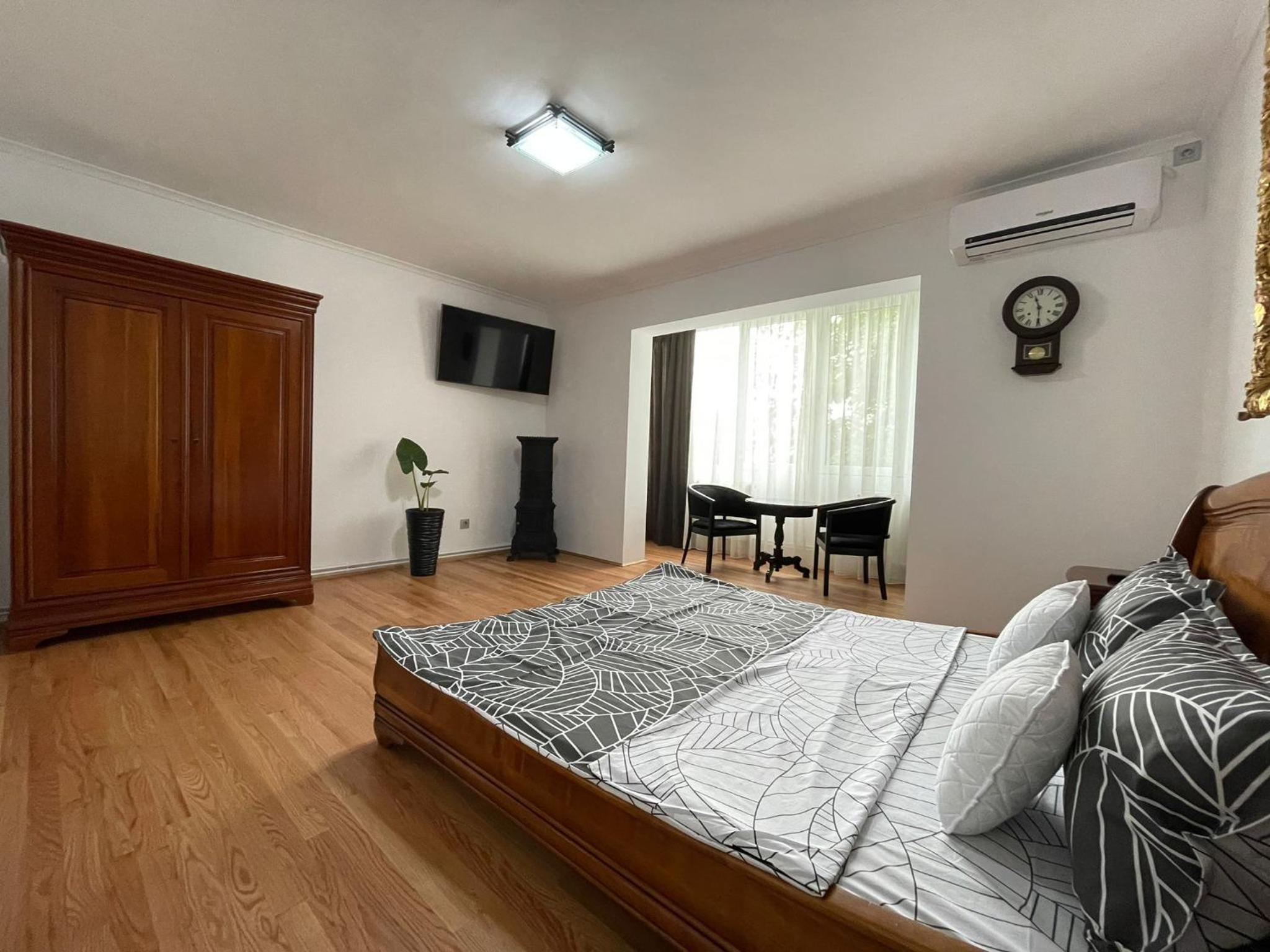 One-Bedroom Apartment - Photo 2