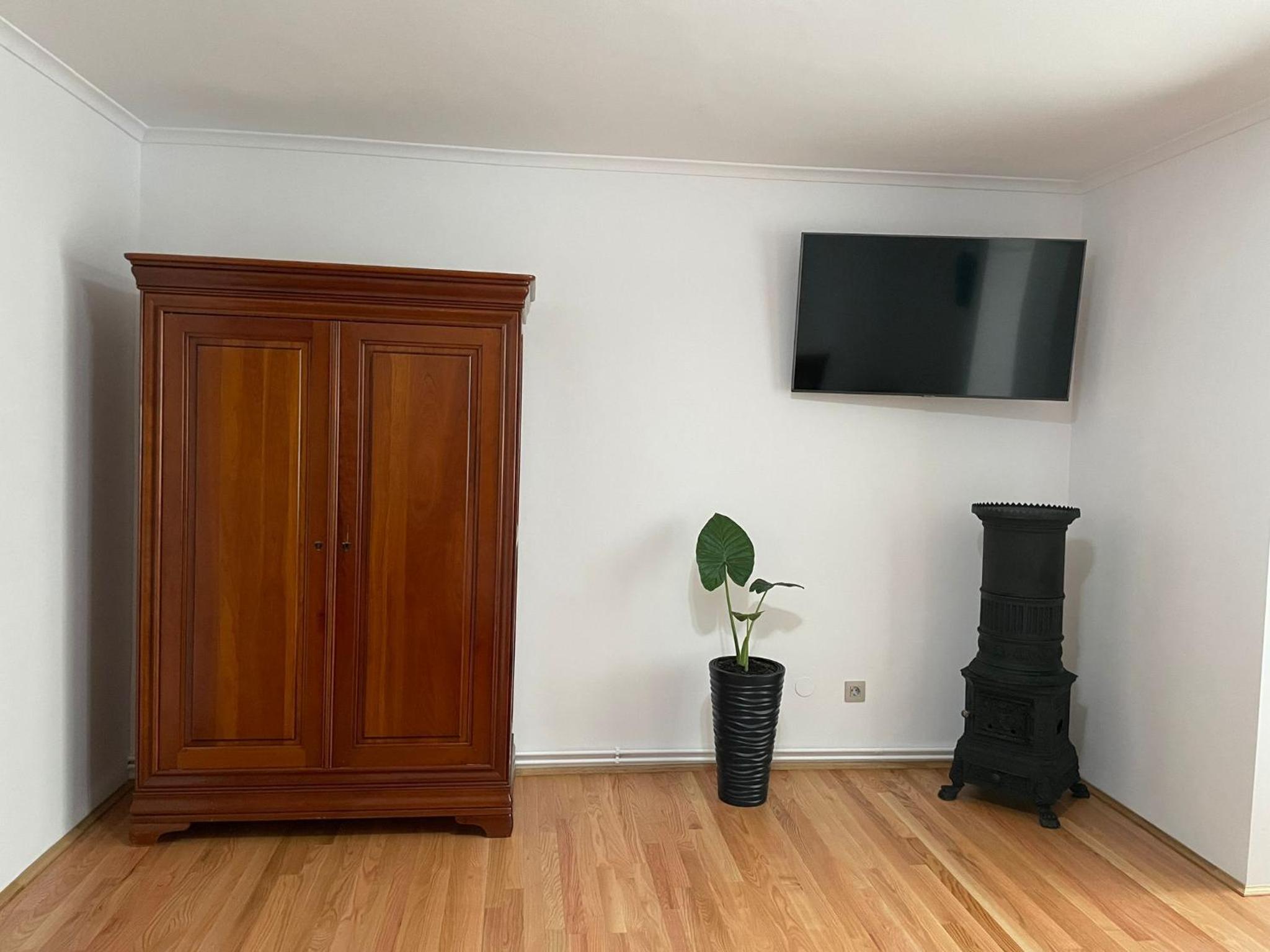 One-Bedroom Apartment - Photo 3