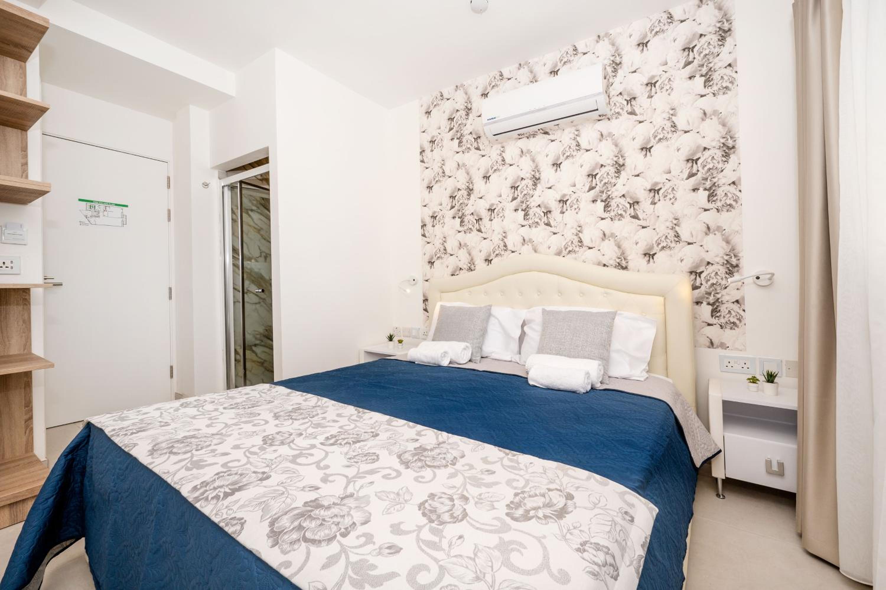Double Room with Private Bathroom - Photo 14