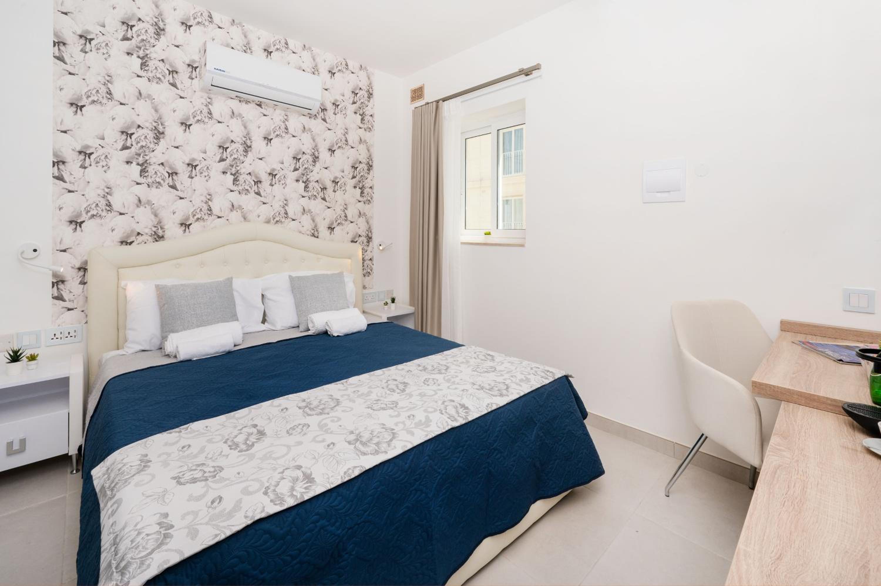 Double Room with Private Bathroom - Photo 13