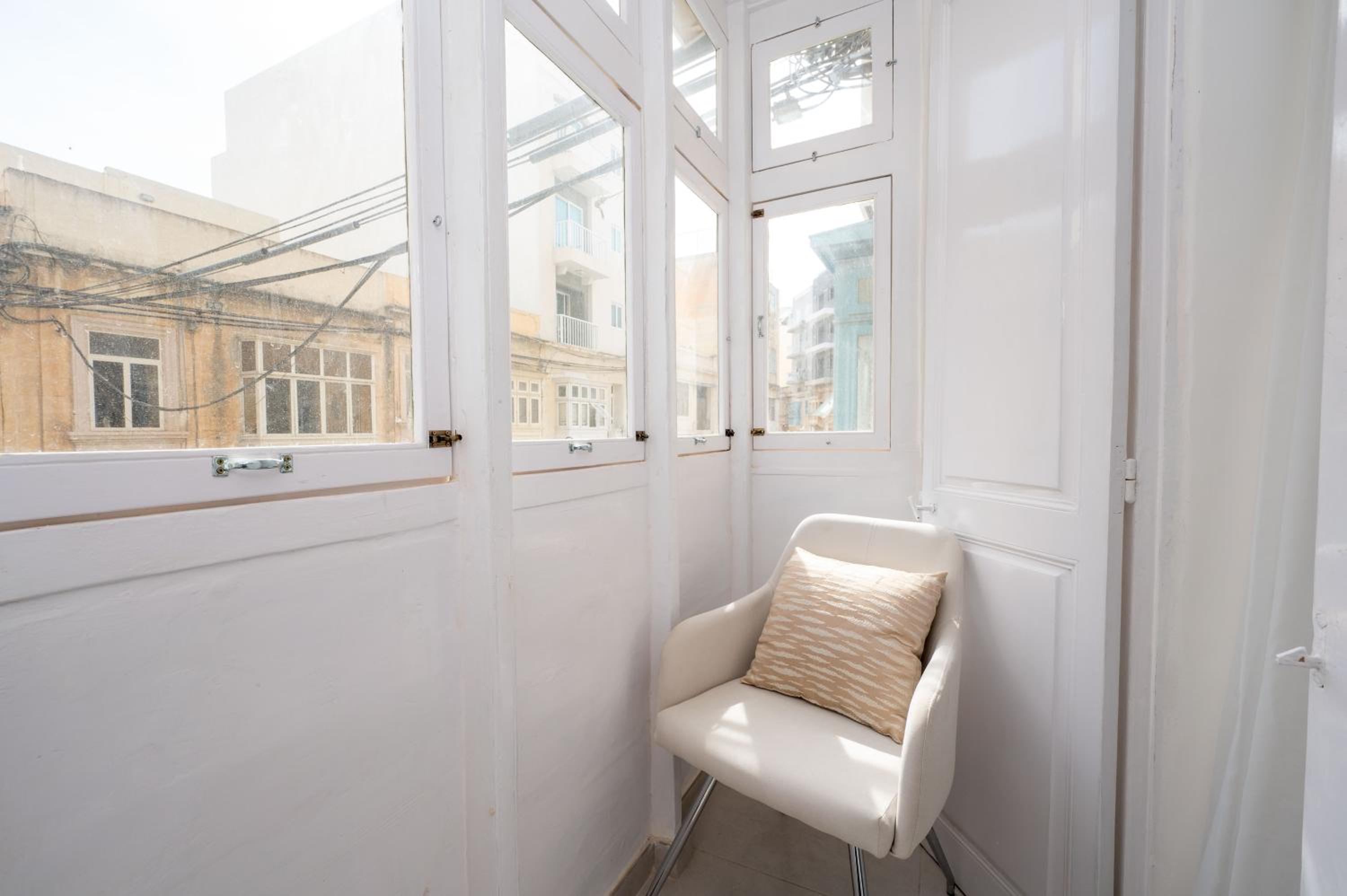 Double Room with Private Bathroom - Photo 7