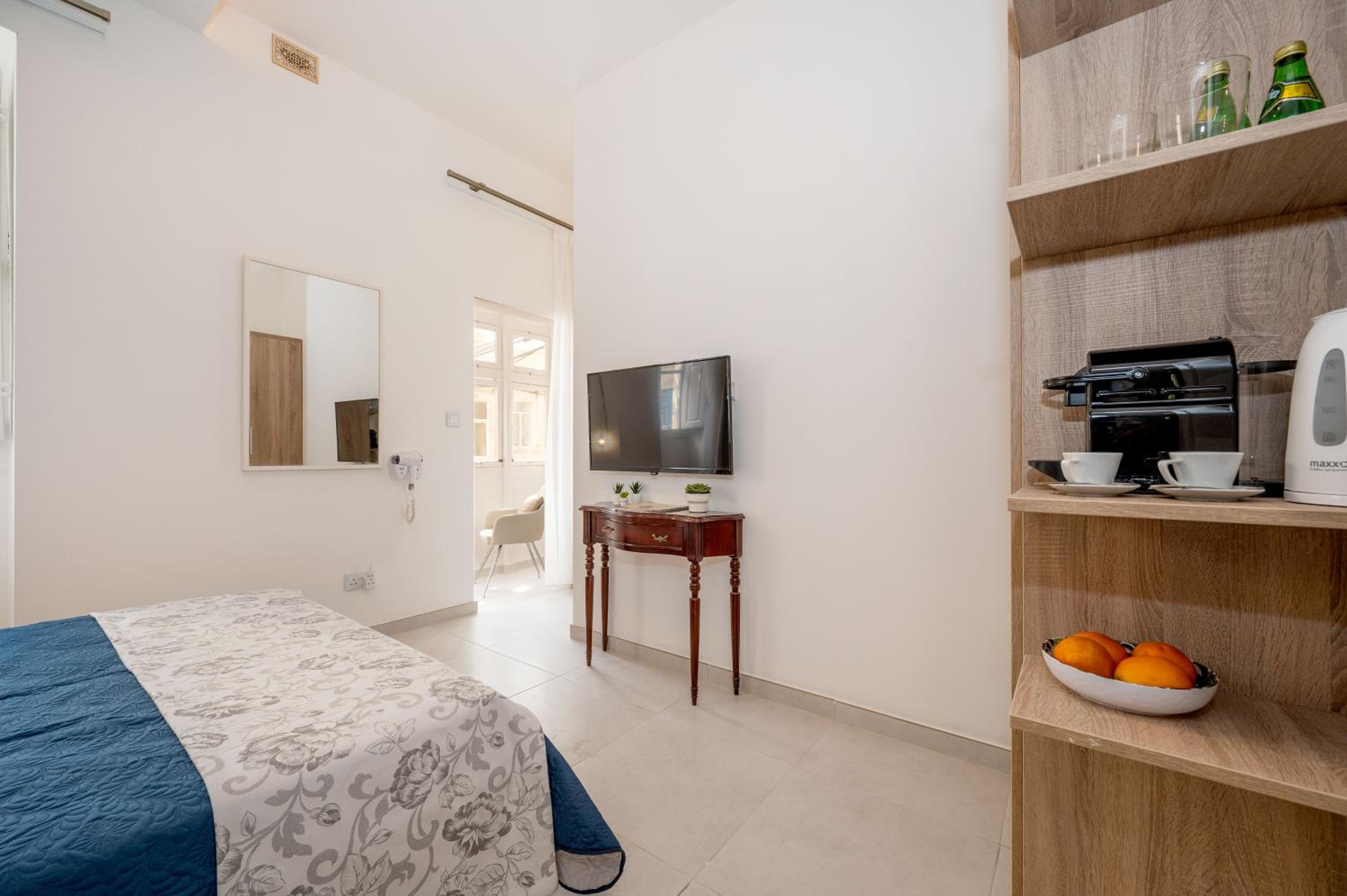 Double Room with Private Bathroom - Photo 17