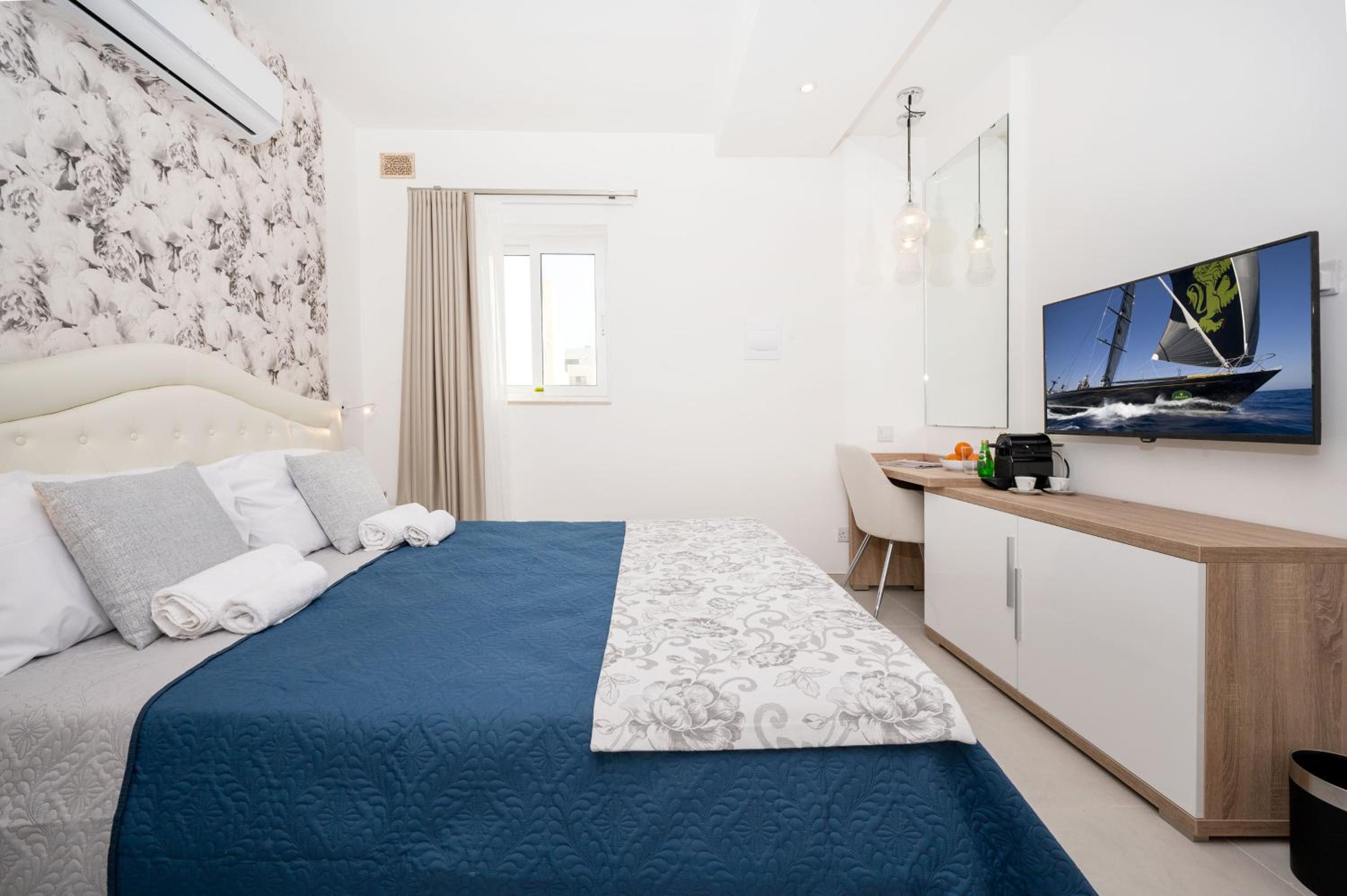 Double Room with Private Bathroom - Photo 1