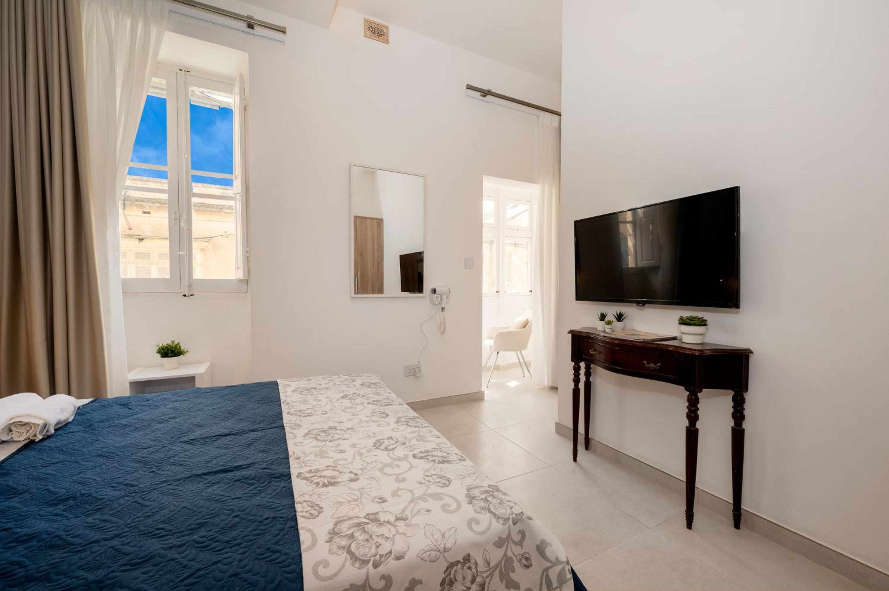 Double Room with Private Bathroom - Photo 18