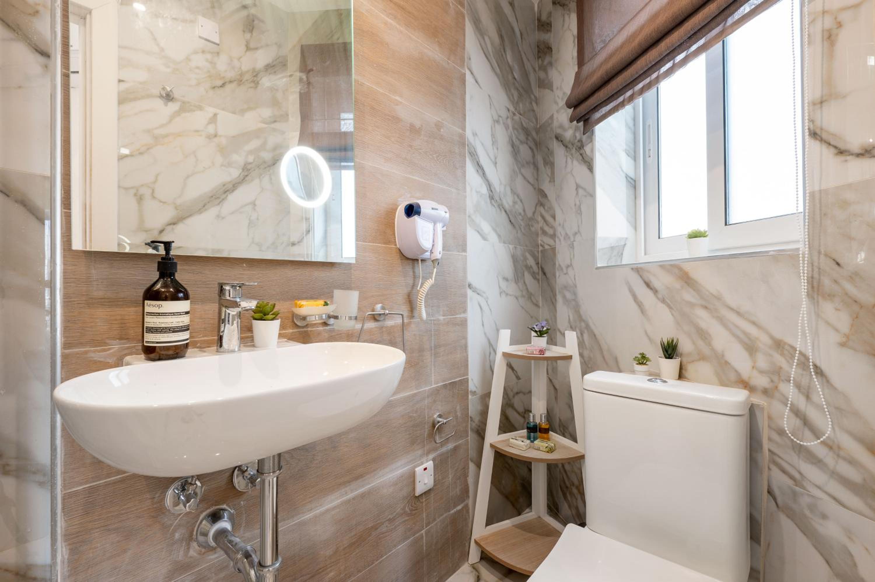 Double Room with Private Bathroom - Photo 19