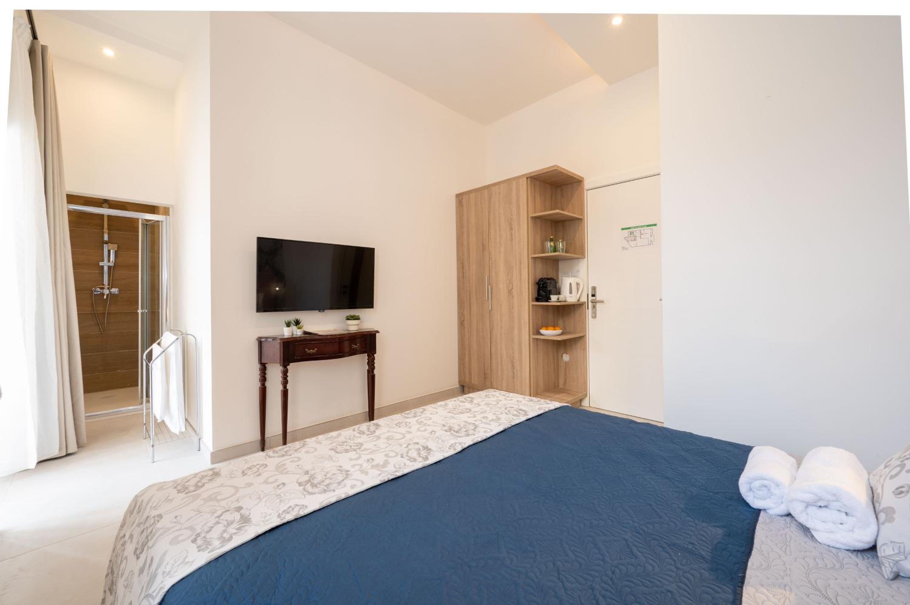 Double Room with Private Bathroom - Photo 2