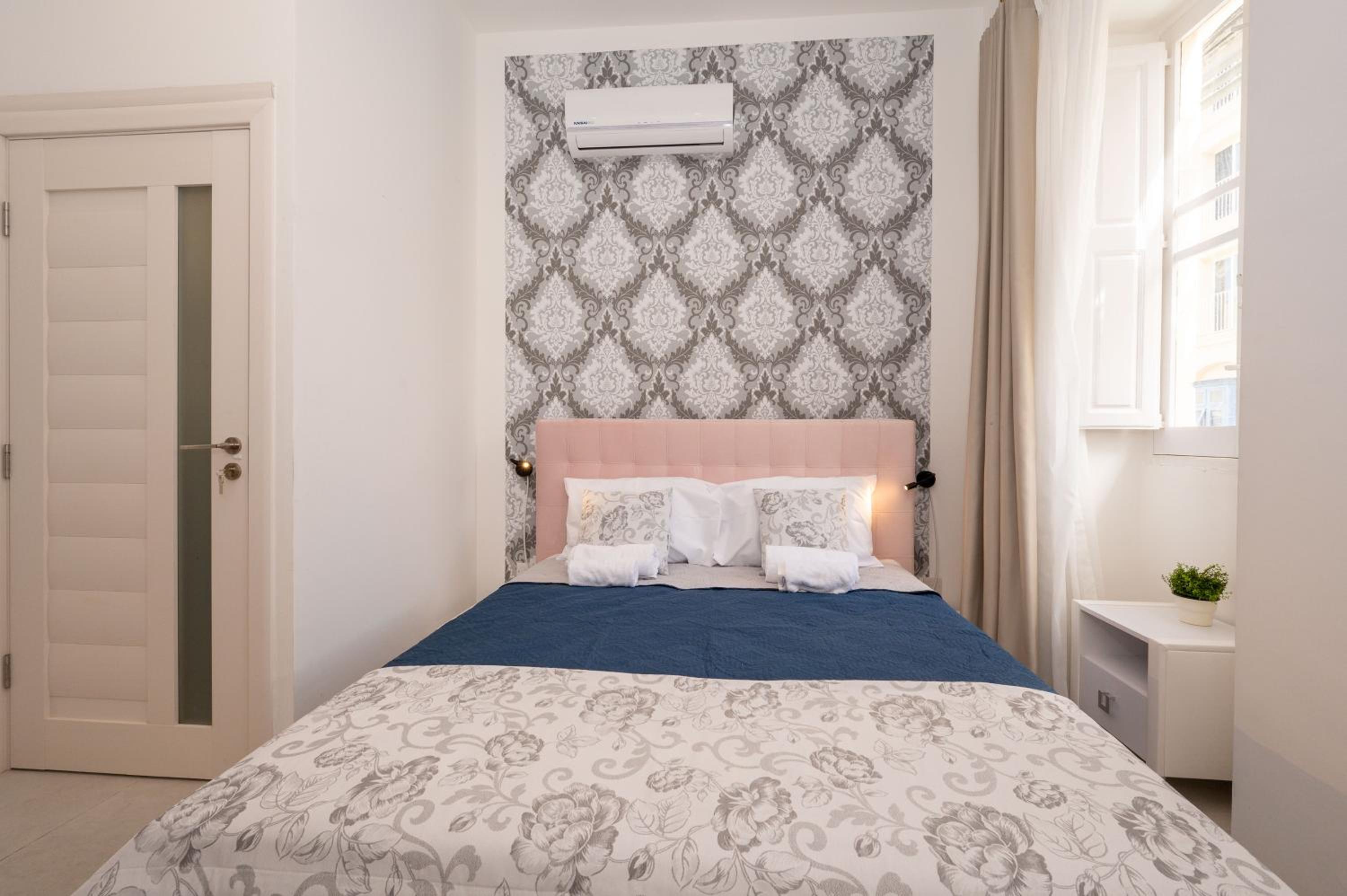 Double Room with Private Bathroom - Photo 3