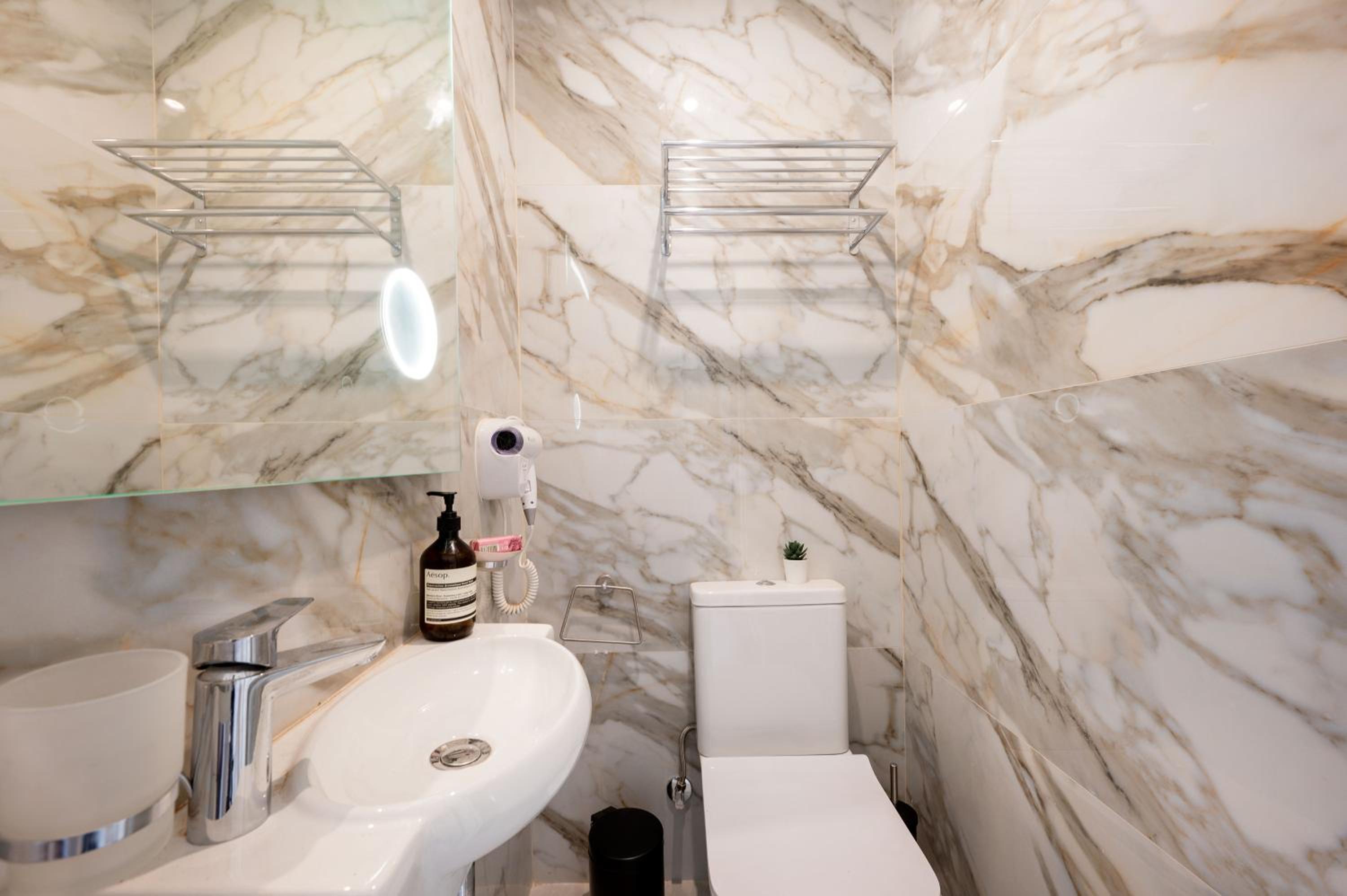 Double Room with Private Bathroom - Photo 4