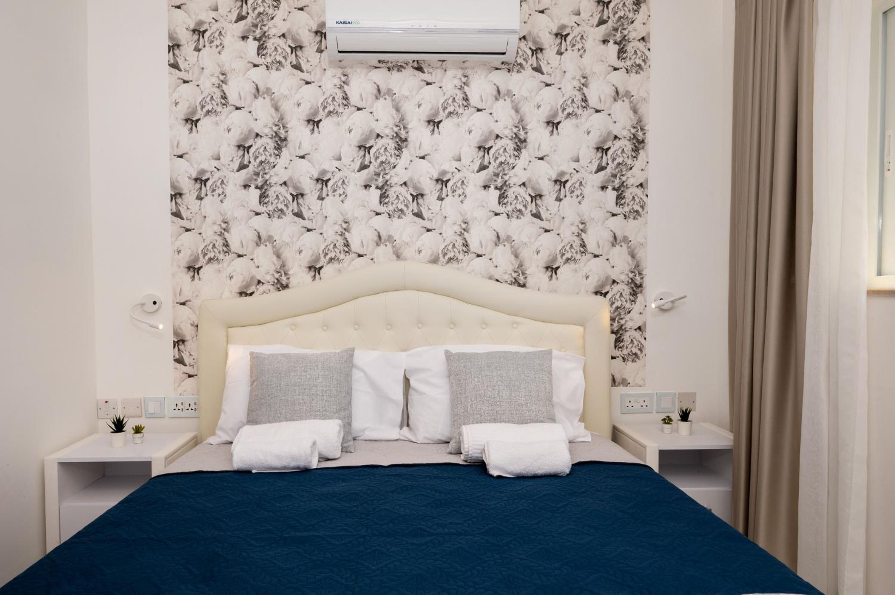 Double Room with Private Bathroom - Photo 6
