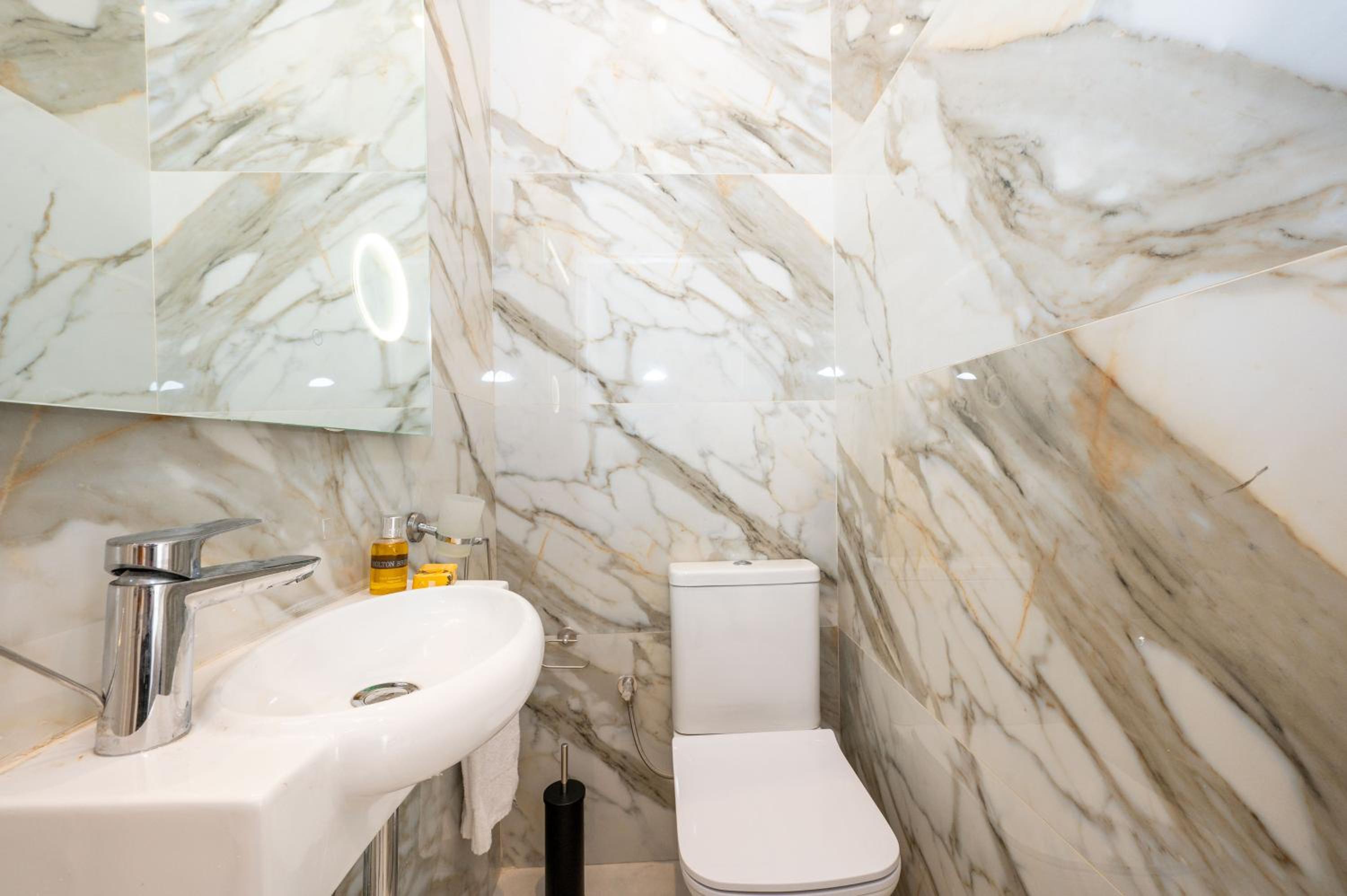 Double Room with Private Bathroom - Photo 5