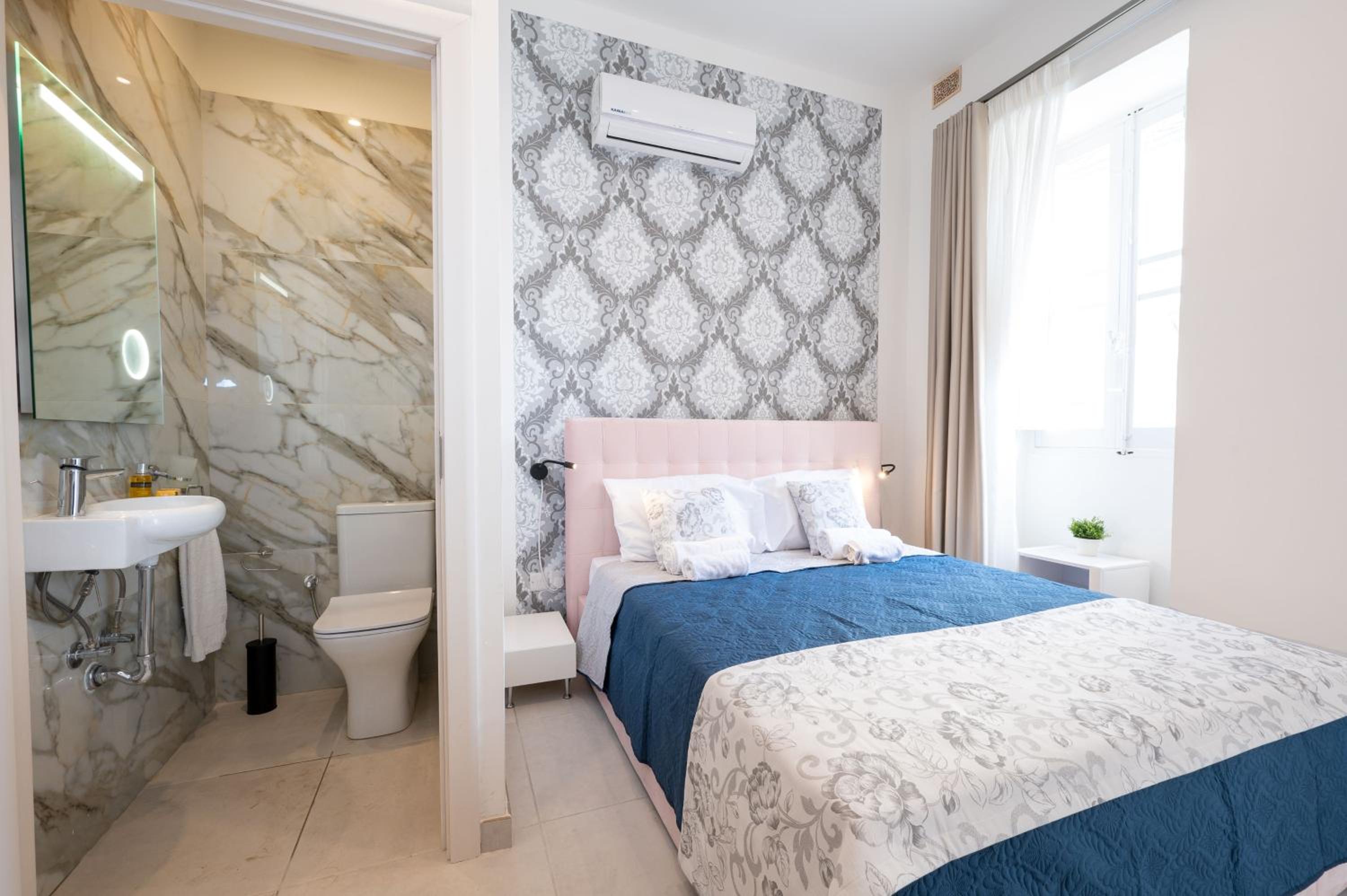 Double Room with Private Bathroom - Photo 16