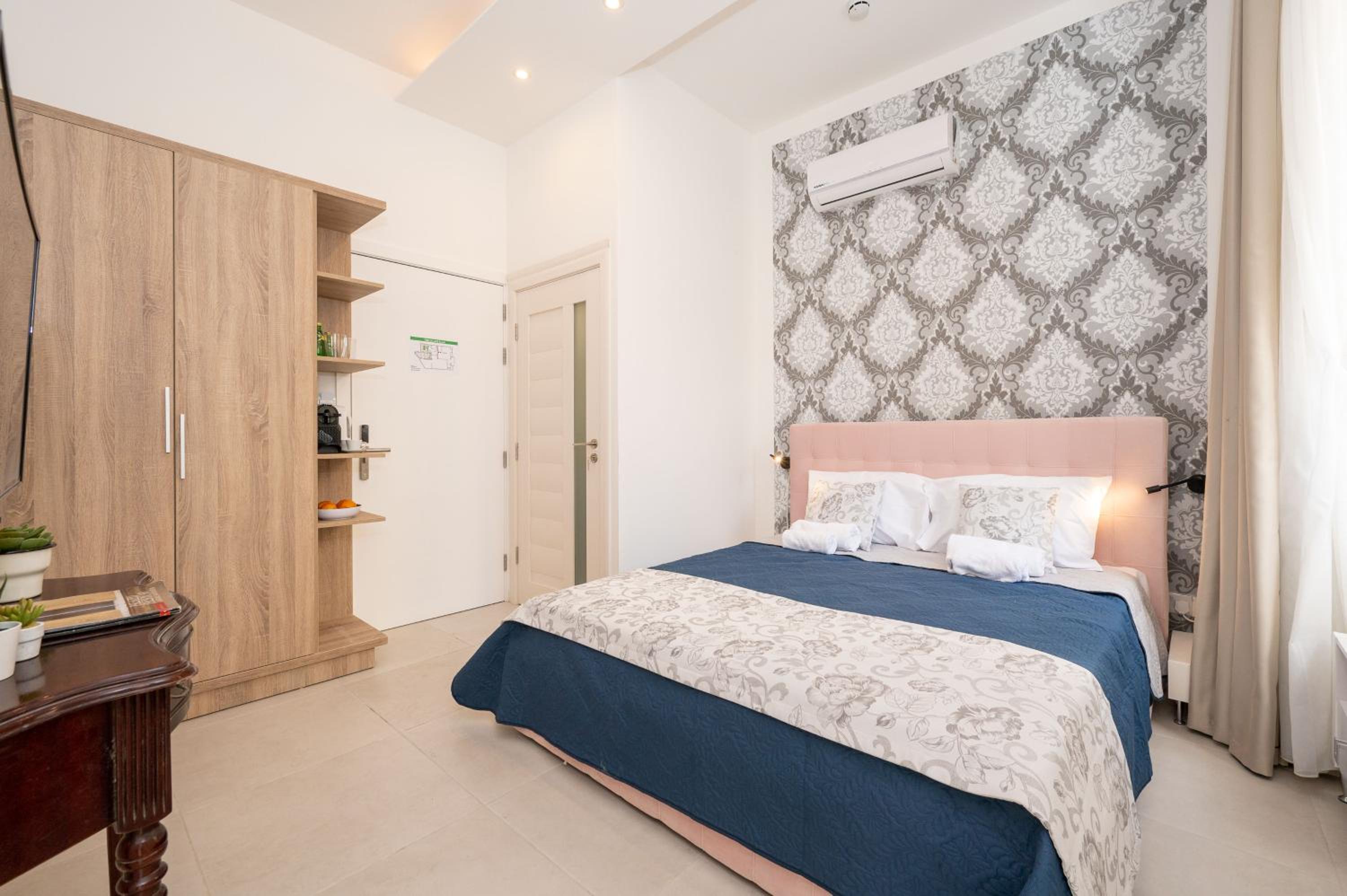 Double Room with Private Bathroom - Photo 9