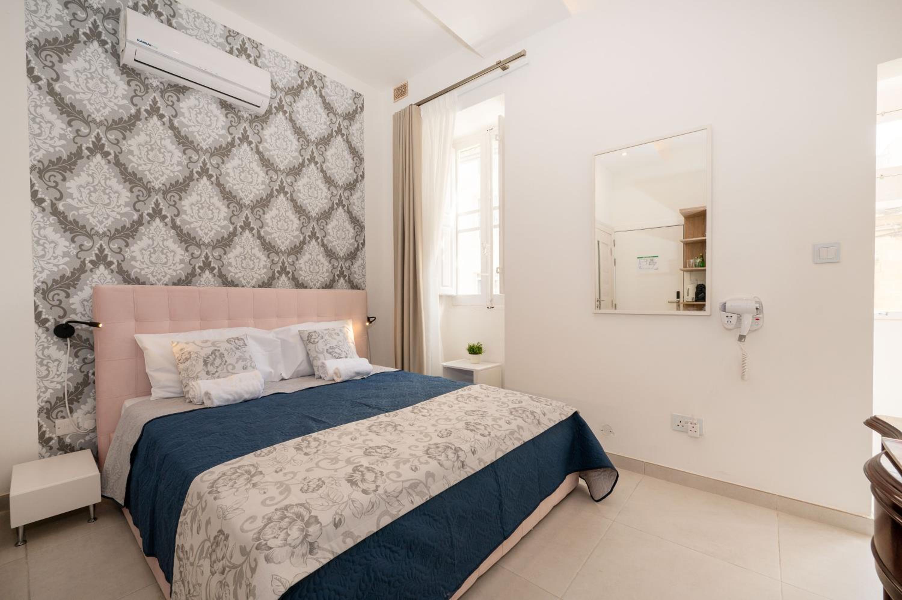 Double Room with Private Bathroom - Photo 10