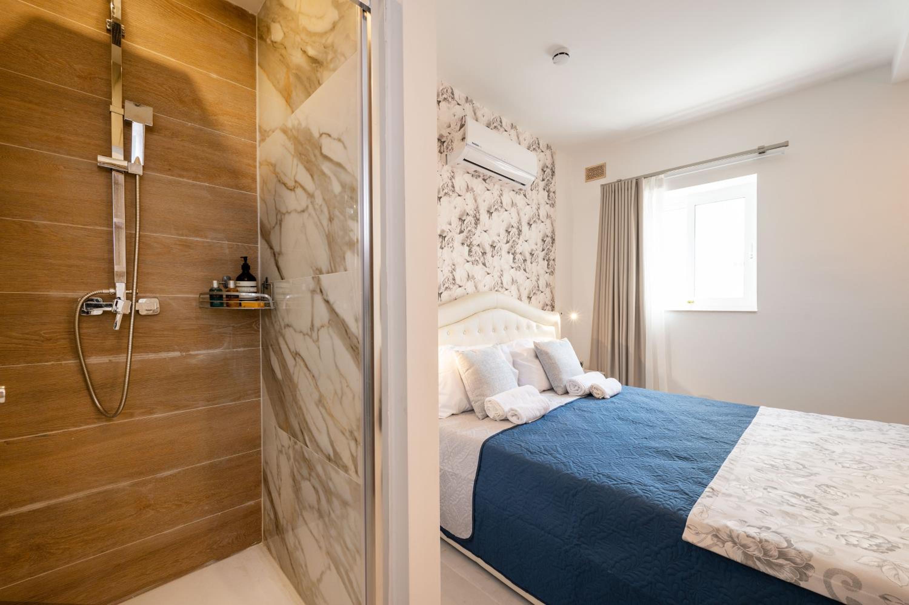 Double Room with Private Bathroom - Photo 11