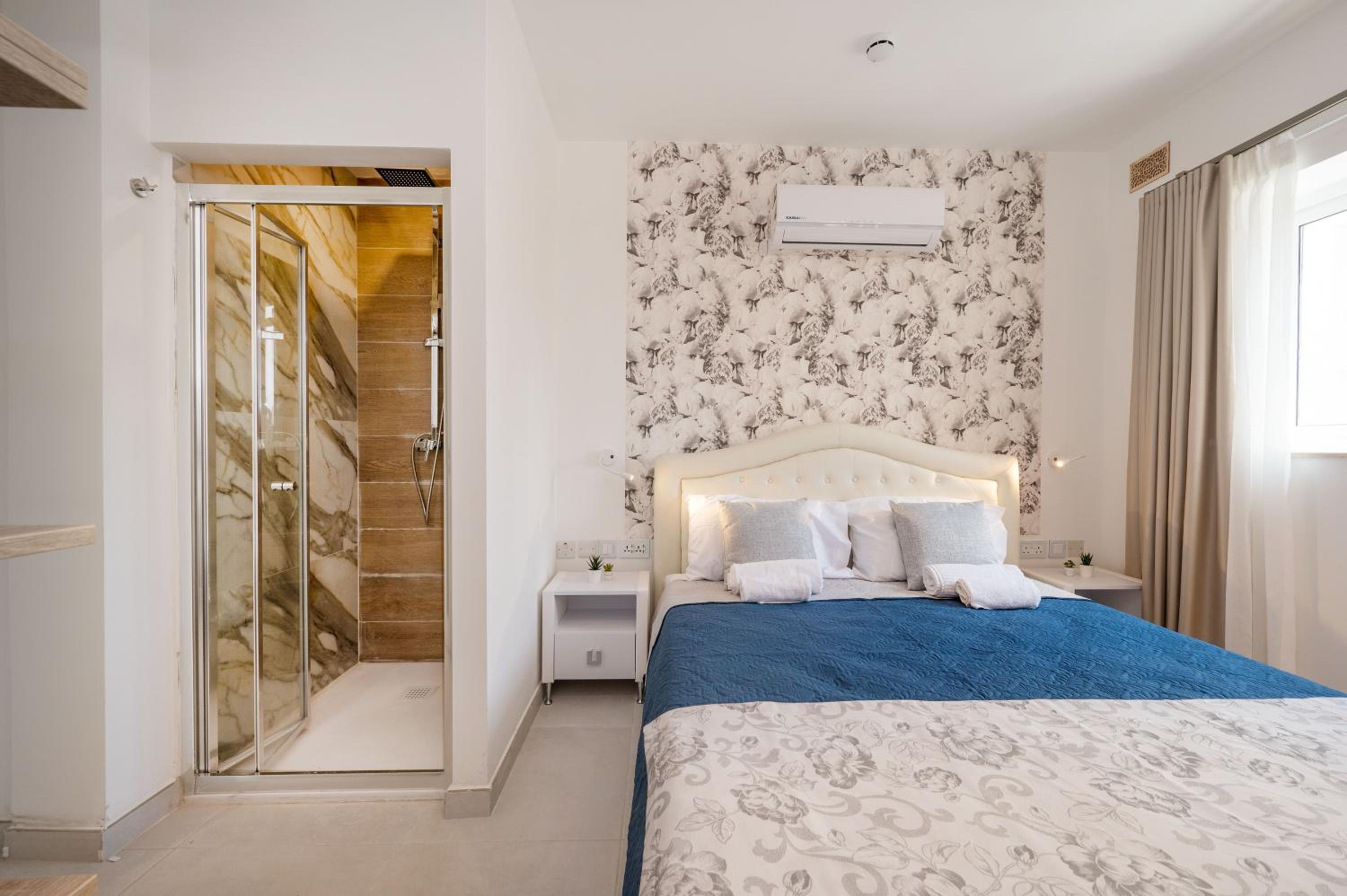 Double Room with Private Bathroom - Photo 15