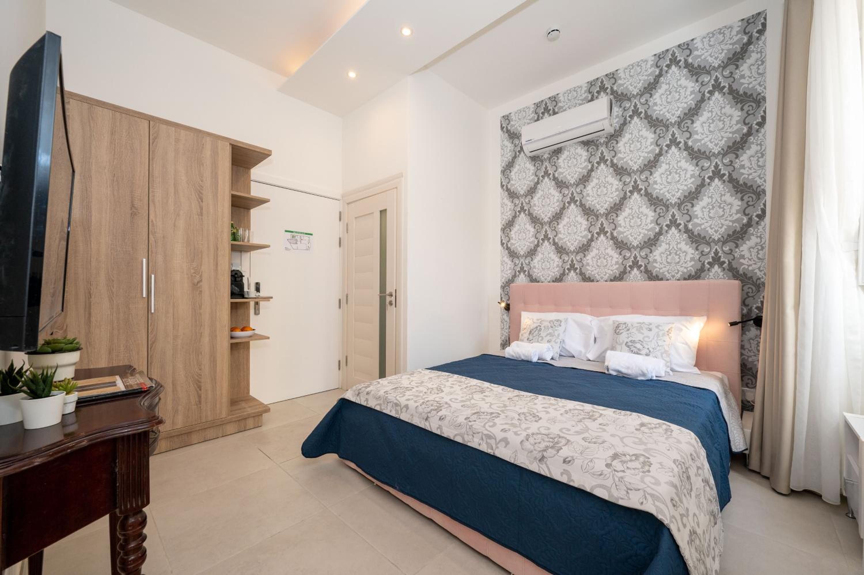 Double Room with Private Bathroom - Photo 8