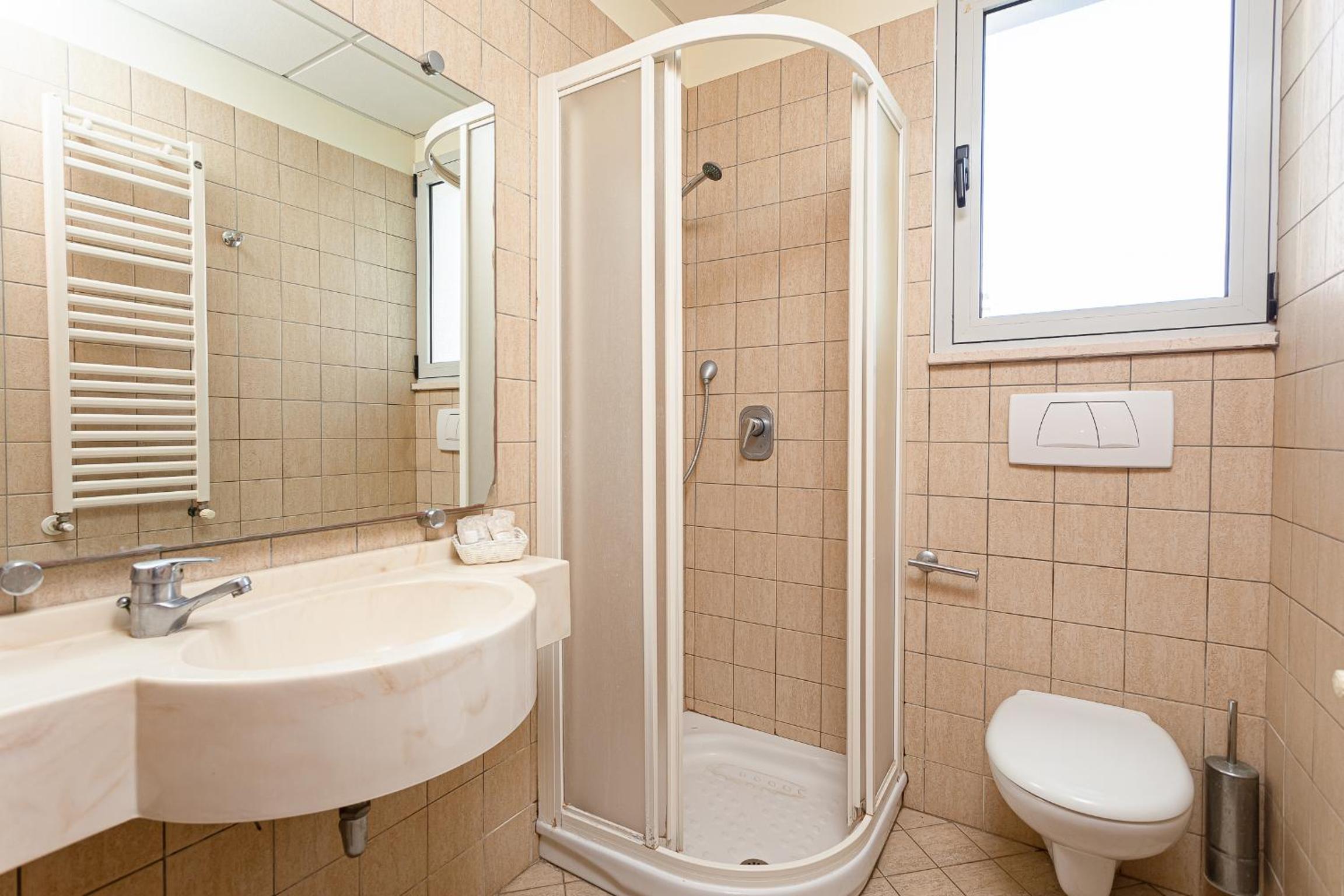 Double or Twin Room with City View - Photo 2