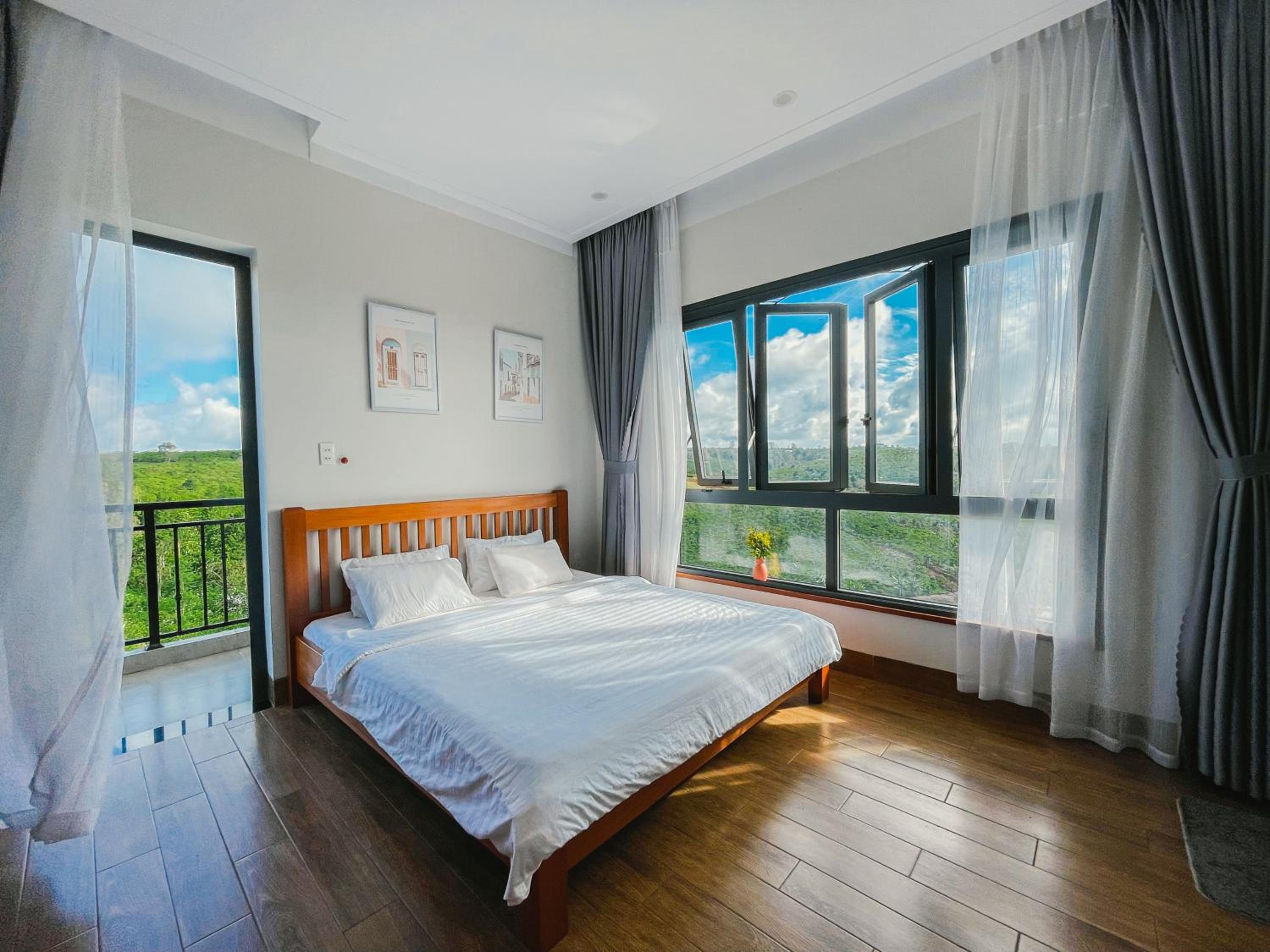 King Room with Balcony photo 1