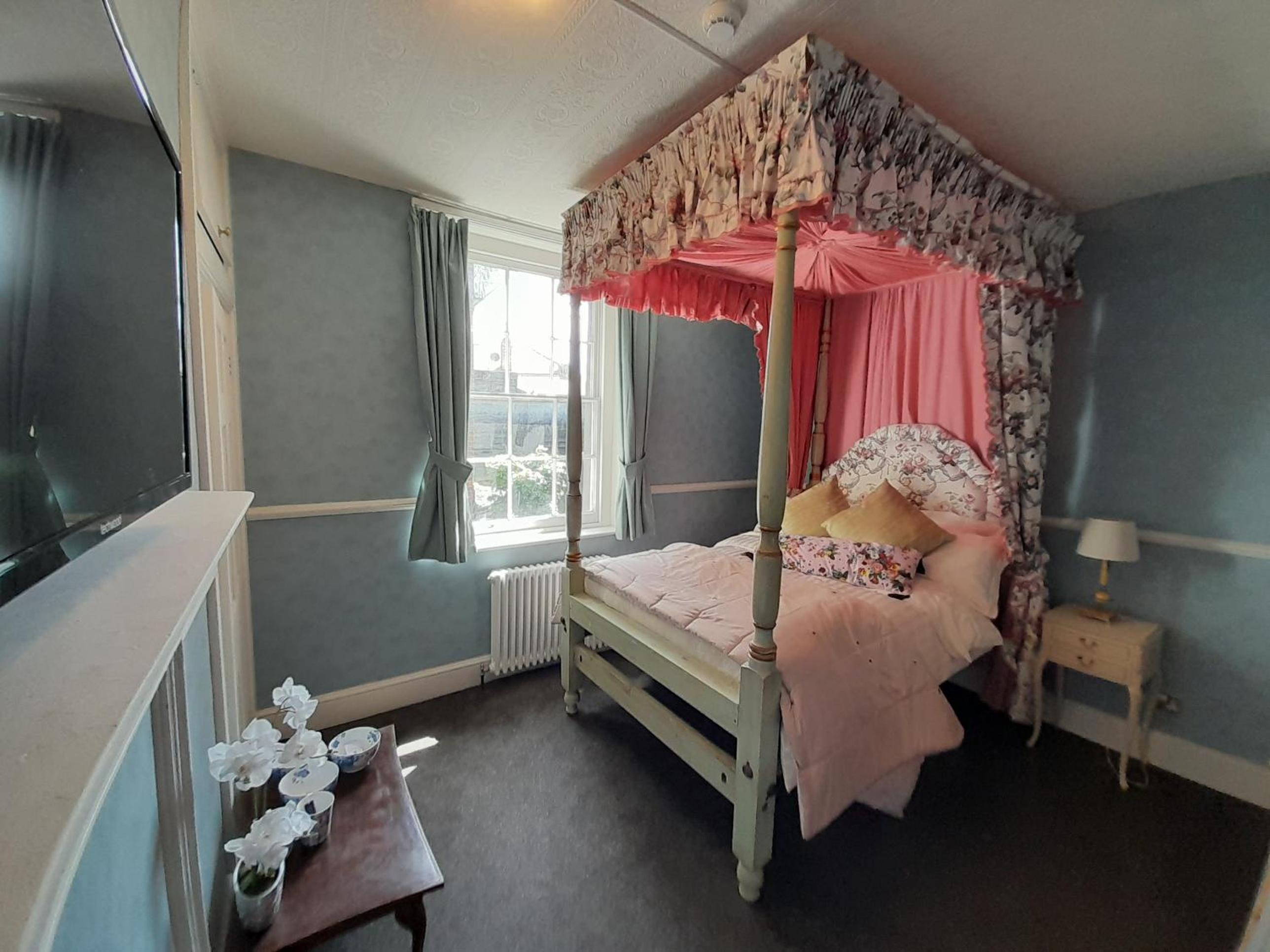 Double Room with Private Bathroom - Photo 49