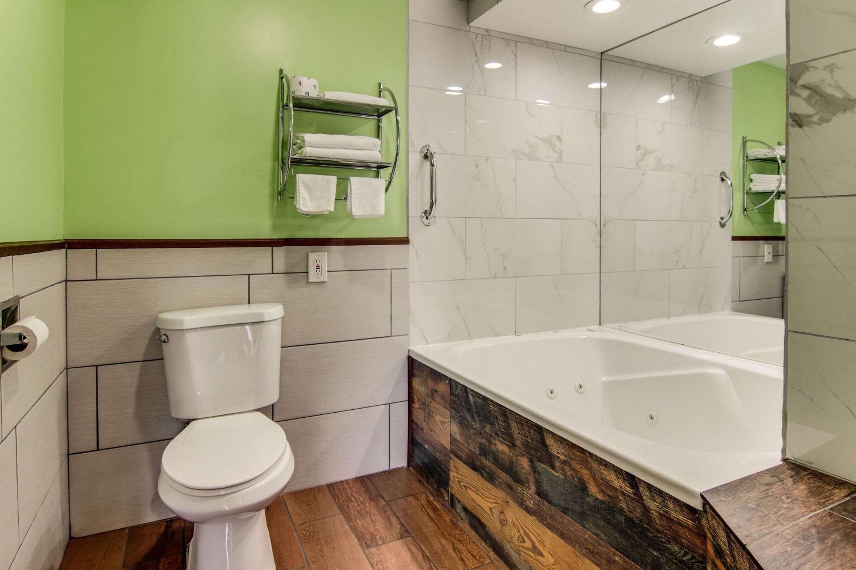 King Room with Partial Lake View and Whirlpool - Non-Smoking photo 3