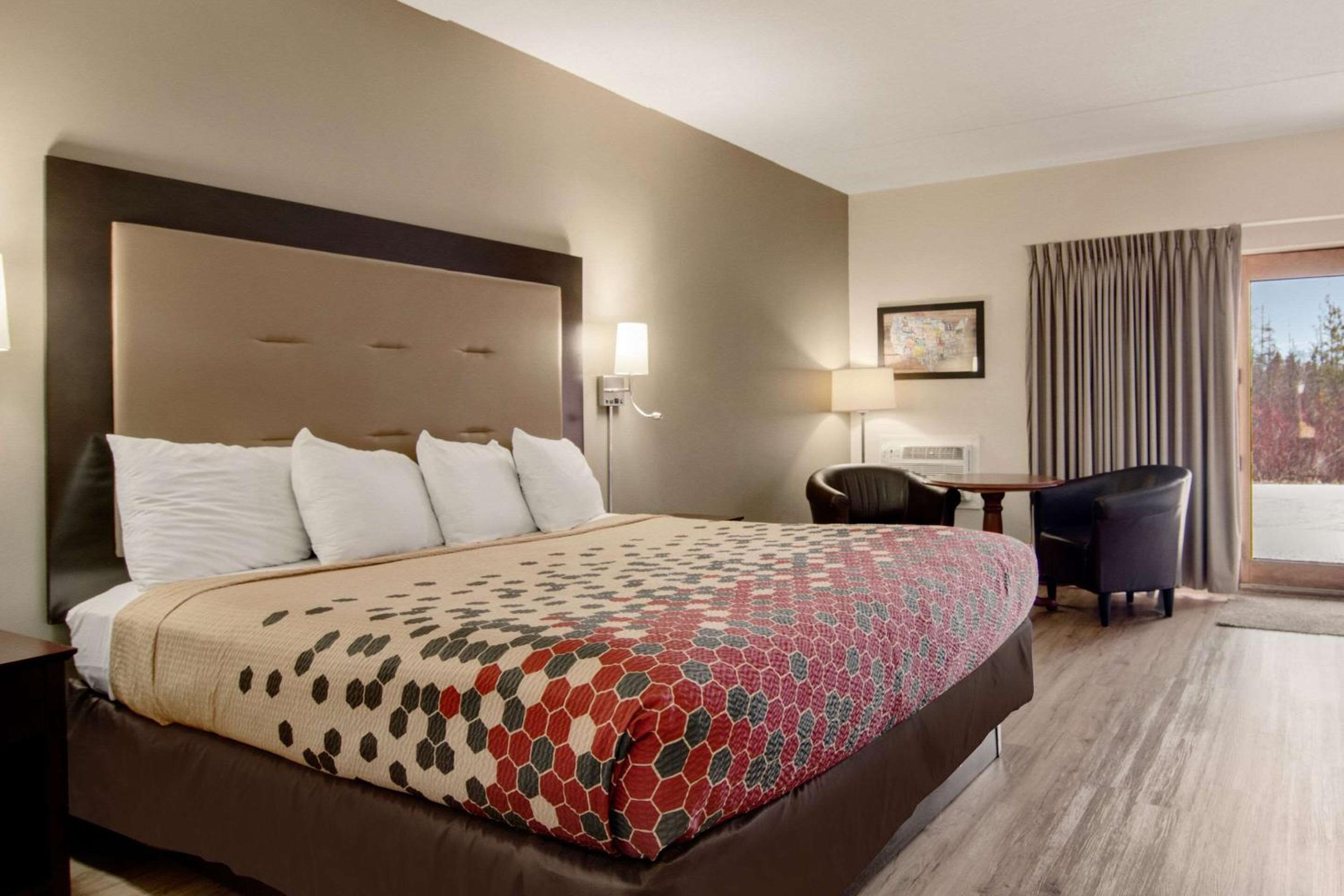 King Room with Partial Lake View and Whirlpool - Non-Smoking photo 1