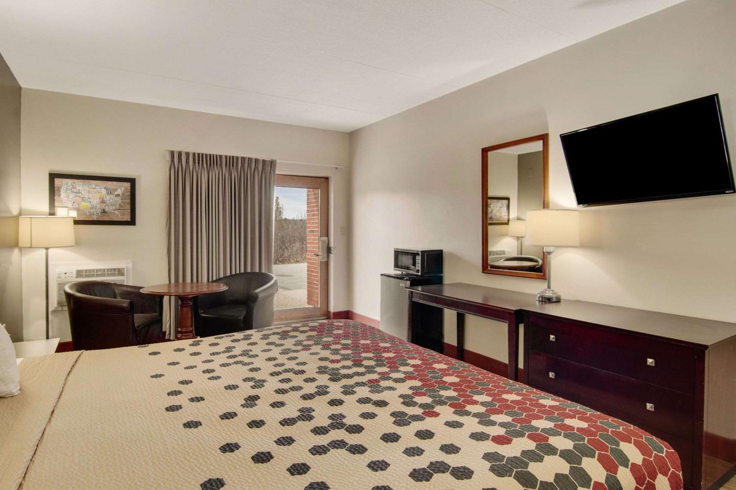 King Room with Partial Lake View and Whirlpool - Non-Smoking photo 2