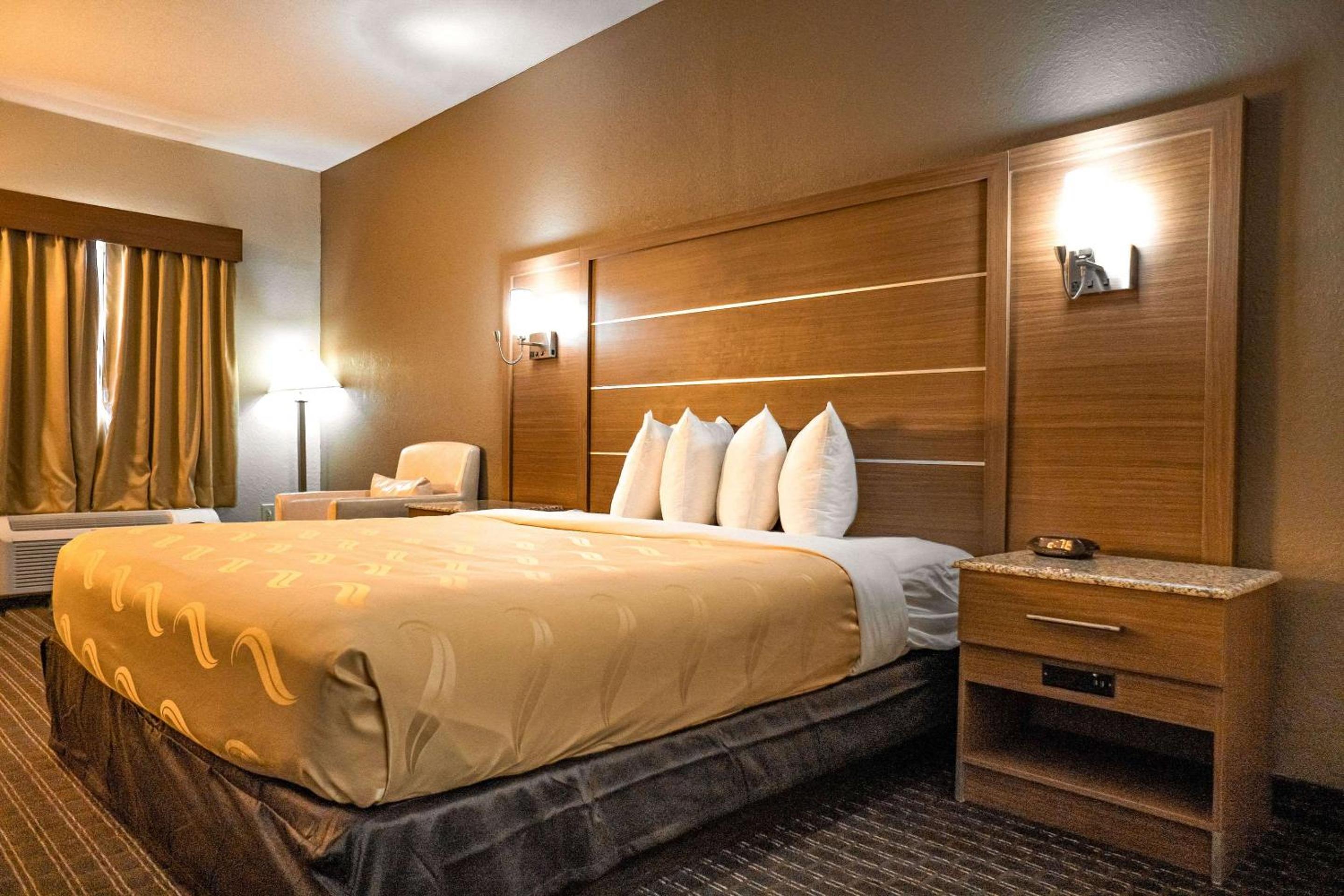 King Room - Non-Smoking photo 1