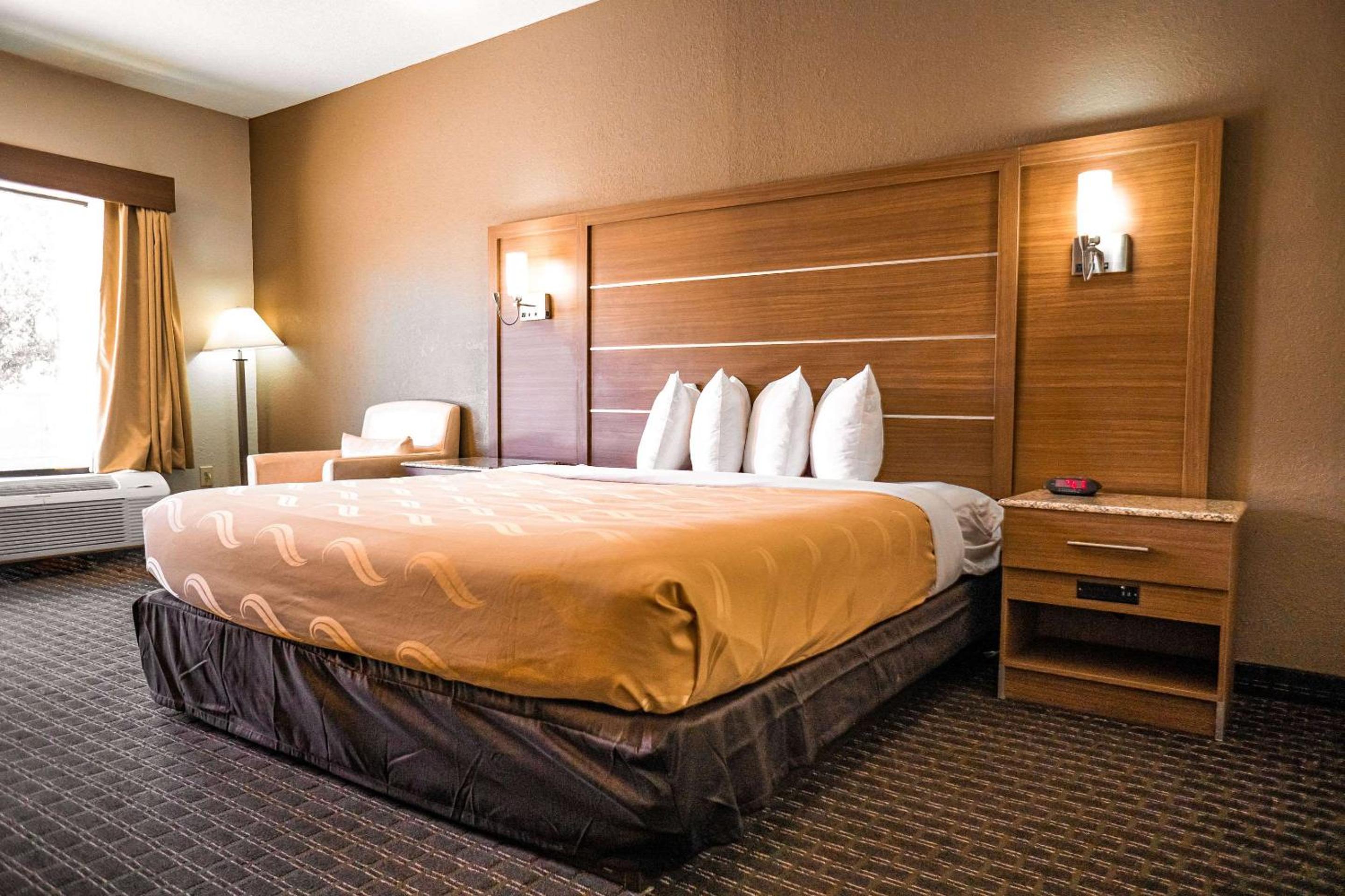 King Room - Non-Smoking photo 2