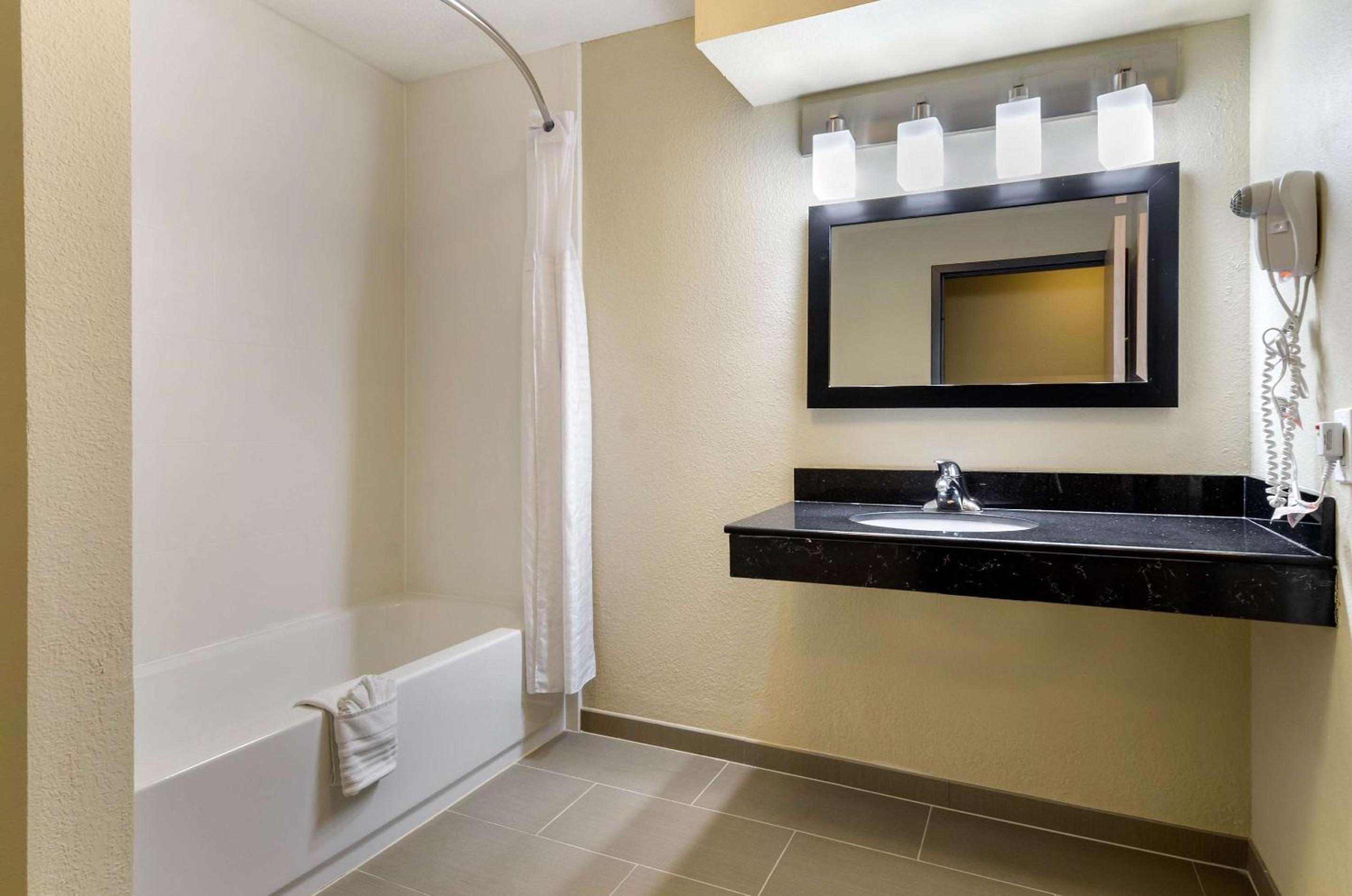 King Room - Non-Smoking - Photo 2