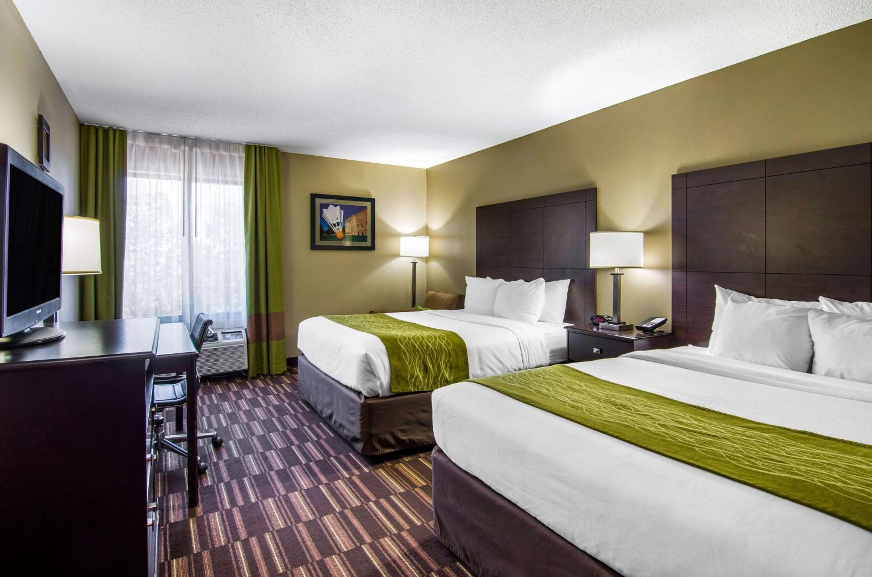 Queen Room with Two Queen Beds - Non-Smoking - Photo 1