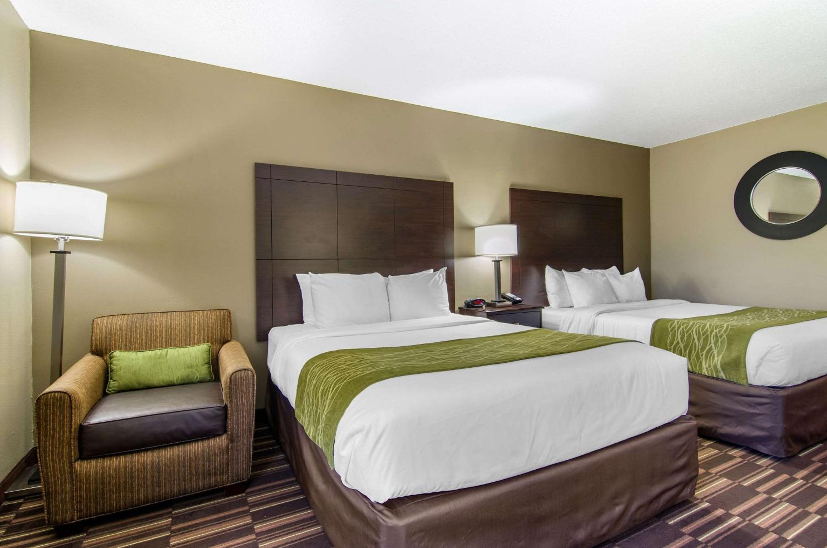 Queen Room with Two Queen Beds - Non-Smoking - Photo 5