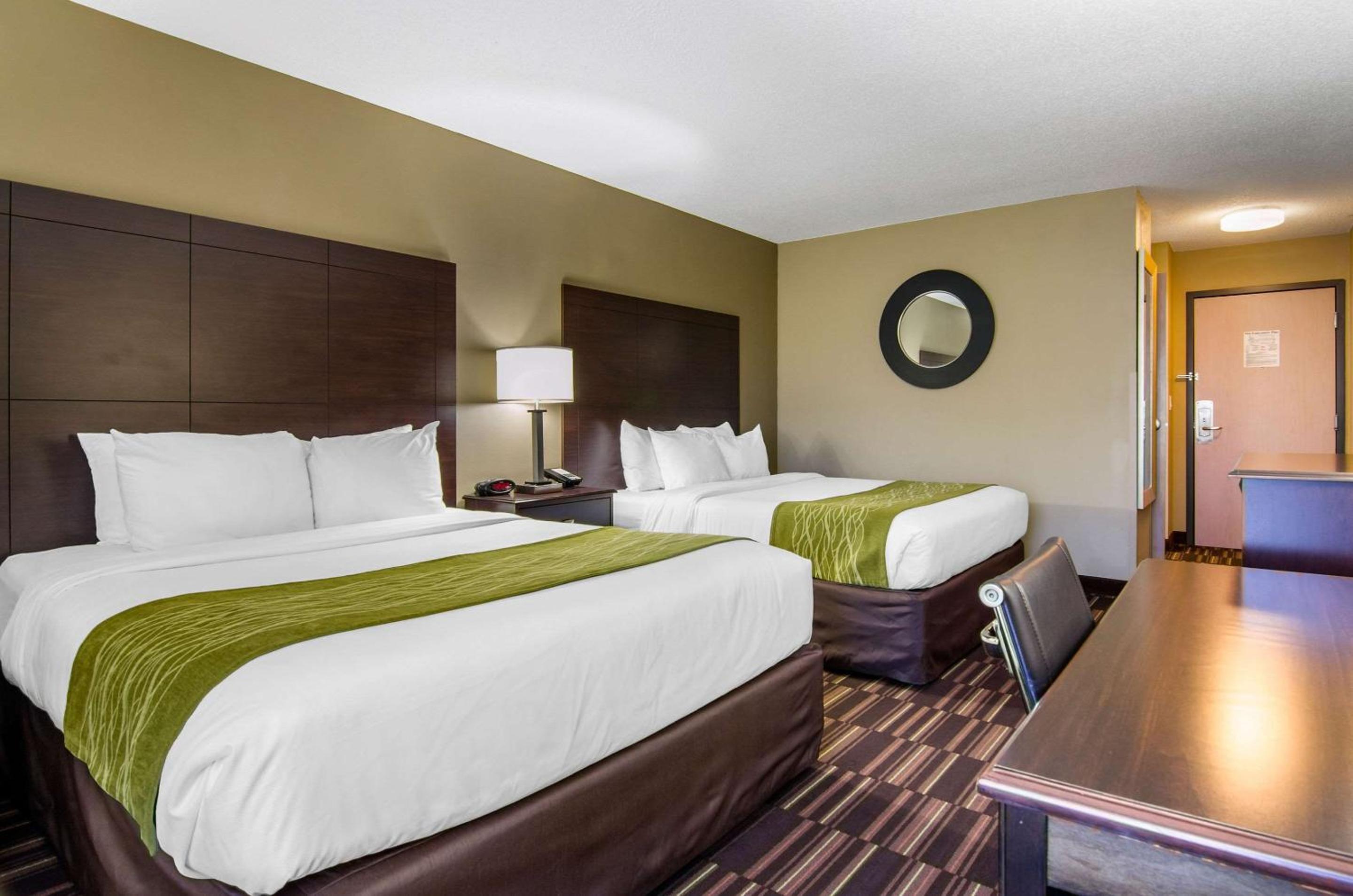 Queen Room with Two Queen Beds - Non-Smoking - Photo 2