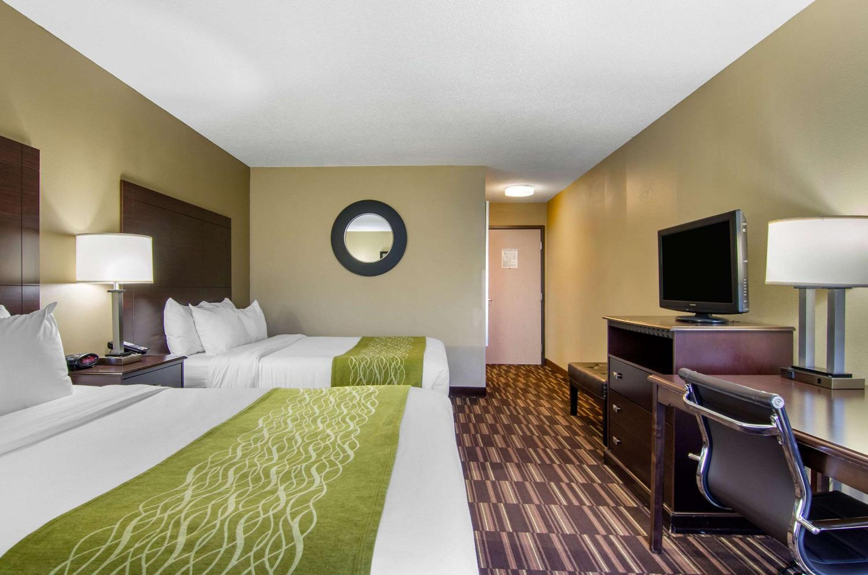 Queen Room with Two Queen Beds - Non-Smoking - Photo 3